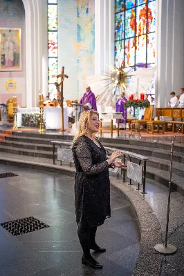 Mszy Świętej przewodniczył i homilię wygłosił ks. Piotr Fortuna - proboszcz parafii Matysówka. Liturgię oraz Różaniec przygotowały ss. Serafitki oraz ss. Felicjanki. fot. Andrzej Kotowicz