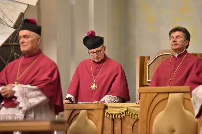 W Katedrze Rzeszowskiej podczas I Nieszporów Uroczystości św. Józefa Oblubieńca NMP odbył się obrzęd instalacji nowych kanoników Kapituły Katedralnej w Rzeszowie. Liturgii Nieszporów przewodniczył ks. Krzysztof Gołąbek, proboszcz Katedry i prepozyt Kapituły Katedralnej, który wygłosił również homilię. Uroczystości rozpoczęły się od odczytania przez ks. Gołąbka dekretu bp. Jana Wątroby o włączeniu nowych członków do grona Kapituły. Następnie nowi kanonicy złożyli wyznanie wiary oraz przysięgę wierności przy obejmowaniu urzędu wykonywanego w imieniu Kościoła.

Do grona kanoników katedralnych dołączyli: ks. dr Paweł Synoś – Wikariusz Biskupi do spraw duchowieństwa diecezjalnego, ks. Prałat dr Piotr Tarnawski – Sekretariat Stanu Stolicy Apostolskiej, ks. dr Marek Story – Dykasteria Nauki Wiary w Watykanie, ks. dr Stanisław Kamiński – Wikariusz Biskupi do spraw życia konsekrowanego, proboszcz Parafii św. Józefa w Głogowie Małopolskim, ks. kanonik Stanisław Jamiński – proboszcz Parafii NNMP w Rzeszowie – Staroniwa, ks. kanonik Tadeusz Pindara – proboszcz Parafii Matki Bożej Częstochowskiej w Rzeszowie, ks. dr Przemysław Drąg – proboszcz Parafii pw. Trójcy Przenajświętszej w Głogowie Małopolskim.

W diecezji rzeszowskiej istnieje kapituła katedralna i cztery kapituły kolegiackie: biecka, jasielska, kolbuszowska i strzyżowska. Historycznie kanonicy byli księżmi stanowiącymi grupę skupioną wokół biskupa miejsca, których zadaniem było pomaganie mu w zarządzaniu lokalnym Kościołem. Obowiązani byli określoną regułą, czyli kanonem praw, stąd właśnie pochodzi nazwa kanonik.

Poszczególne kapituły mają swoje charakterystyczne stroje, którymi wyróżniają się od pozostałych duchownych. Strojem kanoników kapitulnych jest sutanna z obszywkami i guzikami koloru fioletowego, pas fioletowy, następnie rokieta, mucet (fioletowa pelerynka) lub mantolet oraz łańcuch z dystynktorium. Fot. ks. Jakub Oczkowicz