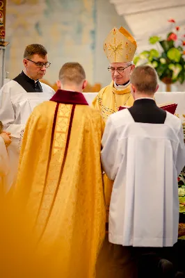 „Na swoje życie i swoje kapłaństwo trzeba popatrzeć w świetle Bożej miłości. Inaczej go nie pojmiemy ani my, ani ci, którzy będą na nas patrzeć” – mówił bp Jan Wątroba podczas Mszy św. z udzieleniem święceń prezbiteratu. 4 czerwca 2022 r. w kościele katedralnym jedenastu diakonów diecezji rzeszowskiej przyjęło sakrament kapłaństwa.
Do grona neoprezbiterów diecezji rzeszowskiej należą: ks. Sebastian Bełz z parafii w Nienadówce, ks. Krzysztof Lampart z parafii w Rudnej Wielkiej, ks. Mateusz Łachmanek z parafii w Lipinkach, ks. Karol Migut z parafii w Jasionce, ks. Marcin Murawski z parafii katedralnej w Rzeszowie, ks. Adrian Pazdan z parafii w Zagorzycach, ks. Tomasz Sienicki z parafii w Bieździedzy, ks. Dominik Świeboda z parafii w Palikówce, ks. Piotr Wąsacz z parafii bł. Władysława Findysza w Rzeszowie, ks. Mateusz Wojtuń z parafii w Święcanach oraz ks. Wiktor Zoła z parafii w Cieklinie.
Mszy św. przewodniczył i święceń udzielił bp Jan Wątroba. Eucharystię koncelebrowało około osiemdziesięciu księży, m.in: przełożeni Wyższego Seminarium Duchownego w Rzeszowie oraz proboszczowie i wikariusze z parafii rodzinnych neoprezbiterów. W Mszy św. uczestniczył abp Edward Nowak, bp Kazimierz Górny i bp Edward Białogłowski.
Zebranych w kościele katedralnym powitał ks. Krzysztof Gołąbek, proboszcz parafii.
W homilii bp Jan Wątroba nawiązał do słów z Ewangelii według św. Jana w których Chrystus tłumaczy co to znaczy być dobrym pasterzem. „Być kapłanem w Kościele Chrystusowym to znaczy mieć udział w Jego pasterskiej misji i stale upodabniać się do Dobrego Pasterza, który zna owce, karmi je, broni i jest gotów oddać życie dla ich dobra” – mówił hierarcha.
Po homilii odbył się obrzędy święceń: przyrzeczenie czci i posłuszeństwa Biskupowi Ordynariuszowi, Litania do Wszystkich Świętych podczas której kandydaci leżeli krzyżem, nałożenie rąk, modlitwa święceń oraz namaszczenie rąk krzyżmem i wręczenie chleba i wina. Podczas Liturgii Eucharystycznej nowo wyświęceni po raz pierwszy wyciągnęli dłonie nad chlebem i winem wypowiadając słowa konsekracji.
Na zakończenie Mszy św. ks. Tomasz Sienicki, podziękował w imieniu nowo wyświęconych wszystkim, którzy przyczynili się do przygotowania ich do kapłaństwa. Słowa wdzięczności, m.in. przełożonym Wyższego Seminarium Duchownego w Rzeszowie i rodzicom neoprezbiterów, wypowiedział bp Jan Wątroba. 
W drodze do zakrystii neoprezbiterzy zatrzymali się przy figurze Matki Bożej Fatimskiej zawierzając swoje kapłaństwo Matce Bożej.
W niedzielę, 5 czerwca, w Uroczystość Zesłania Ducha Świętego, neoprezbiterzy będą sprawować w swoich rodzinnych parafiach uroczyste Msze św. prymicyjne, a w najbliższych tygodniach otrzymają skierowania do parafii.

Fot. ks. Jakub Nagi oraz biala-wrona.pl
