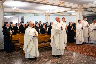 „Nasza wdzięczność jest szczególna wobec osób konsekrowanych za ich czytelne świadectwo wiary i za to, że żyjąc wiarą na co dzień ukazują chrystusowy styl życia” – mówił biskup Jan Wątroba podczas Mszy św. w katedrze rzeszowskiej w święto Ofiarowania Pańskiego. W Eucharystii, z okazji swojego święta patronalnego, uczestniczyły osoby konsekrowane posługujące w diecezji rzeszowskiej.
Mszy św. w katedrze rzeszowskiej przewodniczył bp Jan Wątroba, który modlił się w intencji osób konsekrowanych, przeżywających w święto Ofiarowania Pańskiego (02.02.) swoje święto patronalne. Eucharystię koncelebrował ks. Stanisław Kamiński, wikariusz biskupi ds. zakonnych, a także 9 kapłanów.
Na początku Mszy św. ks. Stanisław Kamiński powitał zebranych i wprowadził w przeżywaną liturgię. Następnie odbył się obrzęd błogosławieństwa świec i procesja z dolnego kościoła do głównej części katedry rzeszowskiej
Homilię wygłosił bp Jan Wątroba, który w pierwszej części, odnosząc się do przeżywanego święta, nawiązał do postawy Matki Najświętszej i św. Józefa. „Maryja uczy nas, że wierność Bogu oznacza wypełnianie prawa Bożego. Ona wypełniła wszystko bez wyjątku. Choć sama nie potrzebowała oczyszczenia, pozostała jednak posłuszna prawu. Skromna, prosta, uboga kobieta, poddana Bogu. W postawie Maryi i Józefa można dostrzec piękną lekcję dla rodziców i wychowawców. Rodzice powinni przedstawiać, czyli zawierzać swoje dzieci Panu Bogu. To jest gest wdzięczności wobec Stwórcy, a także znak wielkiej pokory wobec niełatwej misji rodzicielskiej i wychowawczej. Pełny rozwój człowieka dokonuje się dzięki Bożej łasce, a rodzice powinni się czuć narzędziem Bożej łaski, dlatego powinni często błogosławić swoje dzieci, modlić się za nie i z nimi oraz wciąż na nowo zawierzać je Panu Bogu” – mówił bp Wątroba.
Biskup Rzeszowski odnosząc się do obchodzonego Dnia życia konsekrowanego powiedział: „Trzy elementy wspólnoty: słowo, wierność i otwarcie na Ducha Świętego stanowią istotę życia każdej osoby konsekrowanej. Rozważać słowo Boże, trwać wiernie na modlitwie i być otwartym na to, co Duch Święty chce nam powiedzieć, to wypełnić powołanie do życia konsekrowanego, a jednocześnie wyznać wiarę w Kościół Chrystusowy. Nasza wdzięczność jest szczególna wobec osób konsekrowanych za ich czytelne świadectwo wiary i za to, że żyjąc wiarą na co dzień ukazują chrystusowy styl życia. Towarzyszą nam przez swoją pełną zatroskania miłosierną obecność, ale także przez milczącą obecność przepełnioną modlitwą w intencjach Kościoła, świata, a także poszczególnych osób i wspólnot”.
Po homilii osoby konsekrowane zgromadzone w katedrze odnowiły swoje przyrzeczenia.
Na zakończenie liturgii s. Agata Jakieła CSFN, referentka diecezjalna ds. życia konsekrowanego, podziękowała bp. Janowi Wątrobie za przewodniczenie liturgii i modlitwę w intencji osób życia konsekrowanego.
W Eucharystii w rzeszowskiej katedrze uczestniczyło prawie 100 osób życia konsekrowanego, a pośród nich ojcowie i bracia zakonni, siostry zakonne, wdowy i dziewice konsekrowane oraz członkowie instytutów świeckich. Śpiewy podczas liturgii wykonała Katedralna Schola Liturgiczna pod dyrekcją ks. Juliana Wybrańca, a przy organach zasiadł katedralny organista – Wiesław Siewierski. 

fot. Jola Warchoł