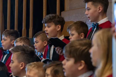 O świcie w Niedzielę Zmartwychwstania została odprawiona uroczysta Mszy św. w rzeszowskiej katedrze. Eucharystię poprzedziła procesja rezurekcyjna z Najświętszym Sakramentem. W oprawie muzycznej celebracji wziął udział katedralny chór chłopięco-męski Pueri Cantores Resovienses oraz katedralna orkiestra dęta.
Dnia 31 marca 2024 r. o godz. 6 w rzeszowskiej katedrze na rozpoczęcie procesji rezurekcyjnej rozbrzmiało zawołanie: „Chrystus zmartwychwstał, prawdziwie zmartwychwstał”. Wyrazem radości paschalnej była procesja z Najświętszym Sakramentem dokoła katedry z udziałem licznie zgromadzonych wiernych, straży grobowej i orkiestry dętej.
Po zakończonej procesji, została odprawiona uroczysta Eucharystia pod przewodnictwem ks. Krzysztofa Gołąbka, prepozyta rzeszowskiej kapituły katedralnej i proboszcza miejscowej wspólnoty parafialnej. Homilię wygłosił ks. Michał Rurak, penitencjarz kapituły, który zachęcał do zgłębiania tajemnicy zmartwychwstania.

„Zmartwychwstania jest czymś jedynym i wyjątkowym w swoim rodzaju. Łatwo napisać i powiedzieć czym zmartwychwstanie nie jest. Ale napisać i powiedzieć czym zmartwychwstanie jest, to zadanie na całe życie, i to nie tylko dla teologa czy księdza. To zadanie dla każdego z nas. Najważniejsze zadanie w życiu, bo ono zdecyduje co z nami będzie” – mówił kaznodzieja.
Ks. Rurak ukazał konsekwencje zmartwychwstania Chrystusa dla każdego wierzącego w kontekście całej historii Boga i człowieka. Mówił: „Zmartwychwstanie nie dotyczy tylko przyszłości, czasu po śmierci. Ono ma także znaczenie dla naszej doczesności. Bo skoro życie ma prowadzić do Zmartwychwstania, to znaczy, że ma wartość samo w sobie, że trzeba je szanować i jak najlepiej przeżyć.”
Na zakończenie Eucharystii transmitowanej przez katolickie Radio „VIA”, katedralny chór chłopięco-męski Pueri Cantores Resovienses pod dyrekcją Aleksandry Fiołek-Matuszewskiej wykonał uroczyste „Alleluja” z oratorium G.F. Haendla. Po zakończonej Mszy św. rezurekcyjnej katedralna orkiestra dęta pod batutą Tadeusza Cielaka odegrała radosne utwory wielkanocne. fot. Joanna Prasoł