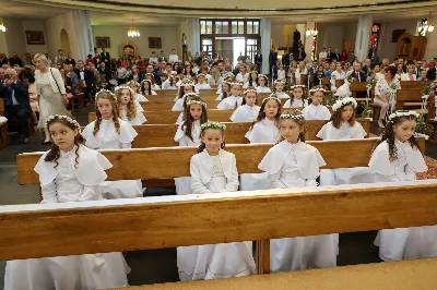 Maj to dla wielu najpiękniejszy miesiąc w roku. W liturgii Kościoła szczególnie wtedy czcimy Maryję oraz radujemy się ze Zmartwychwstania Pańskiego. W niedzielę 8 maja w naszej Katedrze dzieci z klas III doświadczyły równie wielkiej radości po raz pierwszy w pełni uczestnicząc we Mszy Świętej. To niezwykłe spotkanie z Chrystusem w Komunii Świętej zostało poprzedzone przygotowaniem poprzez katechezy w szkole i spotkania w parafii, a także spowiedzią. Poprzez niedzielne Eucharystie o godz. 12.00 i 13.30 celebrowane przez ks. Krzysztofa Gołąbka, proboszcza naszej Katedry, 88 dzieci rozpoczęło wielką przygodę z Jezusem ukrytym w Najświętszym Sakramencie. Towarzyszyli im rodzice, którzy wraz ze swoimi dziećmi przygotowywali się do tego wydarzenia, a także najbliższa rodzina. Posługę w liturgii Mszy Świętej pełniły dzieci pierwszokomunijne oraz ich rodzice.
Wielka radość serc dzieci komunijnych promieniowała na wszystkich uczestników Mszy Świętej i przypominała zebranym na liturgii, że spotkanie z Jezusem Eucharystycznym to przywilej i wielkie szczęście. Czas tej wielkiej radości został przedłużony przez „Biały Tydzień”, w którym dzieci uczestniczyły w wieczornej Eucharystii, przyjmując Jezusa do swoich serc. 

Wszystkim dzieciom, które w tym roku przeżywały swoją Pierwszą Komunię Świętą, życzymy, aby nie gasł w nich zapał do poznawania Jezusa i Jego nauki, a radość, jaka towarzyszyła tym dniom, była nieodłączną towarzyszką ich spotkań z Jezusem w Eucharystii. A s. Julicie i ks. Julianowi dziękujemy za serce włożone w przygotowanie dzieci do tego wielkiego wydarzenia.

fot. Paweł Styka