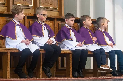 W IV Niedzielę Wielkiego Postu, podczas Mszy Świętej o godz. 12:00, ks. Krzysztof Gołąbek – proboszcz naszej Katedry, przyjął do grona Liturgicznej Służby Ołtarza dziesięciu nowych ministrantów! Po odpowiednim przygotowaniu, pod czujnym okiem ks. Pawła Wójcika oraz animatorów, chłopcy otrzymali stopień ministranta choralisty – po raz pierwszy założyli kołnierzyki i otrzymali legitymacje ministranckie. To wyjątkowy moment i ogromna radość dla naszej wspólnoty! 
Serdecznie gratulujemy chłopcom odwagi oraz życzymy wytrwałości w tej pięknej służbie przy Ołtarzu Pana Jezusa. 
Jeśli chcesz dołączyć do grona ministrantów – serdecznie zapraszamy! Zainteresowanych prosimy o kontakt z ks. Pawłem Wójcikiem.
 fot. Joanna Prasoł