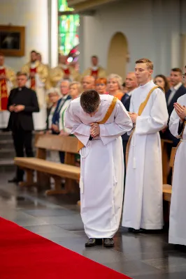 „Na swoje życie i swoje kapłaństwo trzeba popatrzeć w świetle Bożej miłości. Inaczej go nie pojmiemy ani my, ani ci, którzy będą na nas patrzeć” – mówił bp Jan Wątroba podczas Mszy św. z udzieleniem święceń prezbiteratu. 4 czerwca 2022 r. w kościele katedralnym jedenastu diakonów diecezji rzeszowskiej przyjęło sakrament kapłaństwa.
Do grona neoprezbiterów diecezji rzeszowskiej należą: ks. Sebastian Bełz z parafii w Nienadówce, ks. Krzysztof Lampart z parafii w Rudnej Wielkiej, ks. Mateusz Łachmanek z parafii w Lipinkach, ks. Karol Migut z parafii w Jasionce, ks. Marcin Murawski z parafii katedralnej w Rzeszowie, ks. Adrian Pazdan z parafii w Zagorzycach, ks. Tomasz Sienicki z parafii w Bieździedzy, ks. Dominik Świeboda z parafii w Palikówce, ks. Piotr Wąsacz z parafii bł. Władysława Findysza w Rzeszowie, ks. Mateusz Wojtuń z parafii w Święcanach oraz ks. Wiktor Zoła z parafii w Cieklinie.
Mszy św. przewodniczył i święceń udzielił bp Jan Wątroba. Eucharystię koncelebrowało około osiemdziesięciu księży, m.in: przełożeni Wyższego Seminarium Duchownego w Rzeszowie oraz proboszczowie i wikariusze z parafii rodzinnych neoprezbiterów. W Mszy św. uczestniczył abp Edward Nowak, bp Kazimierz Górny i bp Edward Białogłowski.
Zebranych w kościele katedralnym powitał ks. Krzysztof Gołąbek, proboszcz parafii.
W homilii bp Jan Wątroba nawiązał do słów z Ewangelii według św. Jana w których Chrystus tłumaczy co to znaczy być dobrym pasterzem. „Być kapłanem w Kościele Chrystusowym to znaczy mieć udział w Jego pasterskiej misji i stale upodabniać się do Dobrego Pasterza, który zna owce, karmi je, broni i jest gotów oddać życie dla ich dobra” – mówił hierarcha.
Po homilii odbył się obrzędy święceń: przyrzeczenie czci i posłuszeństwa Biskupowi Ordynariuszowi, Litania do Wszystkich Świętych podczas której kandydaci leżeli krzyżem, nałożenie rąk, modlitwa święceń oraz namaszczenie rąk krzyżmem i wręczenie chleba i wina. Podczas Liturgii Eucharystycznej nowo wyświęceni po raz pierwszy wyciągnęli dłonie nad chlebem i winem wypowiadając słowa konsekracji.
Na zakończenie Mszy św. ks. Tomasz Sienicki, podziękował w imieniu nowo wyświęconych wszystkim, którzy przyczynili się do przygotowania ich do kapłaństwa. Słowa wdzięczności, m.in. przełożonym Wyższego Seminarium Duchownego w Rzeszowie i rodzicom neoprezbiterów, wypowiedział bp Jan Wątroba. 
W drodze do zakrystii neoprezbiterzy zatrzymali się przy figurze Matki Bożej Fatimskiej zawierzając swoje kapłaństwo Matce Bożej.
W niedzielę, 5 czerwca, w Uroczystość Zesłania Ducha Świętego, neoprezbiterzy będą sprawować w swoich rodzinnych parafiach uroczyste Msze św. prymicyjne, a w najbliższych tygodniach otrzymają skierowania do parafii.

Fot. ks. Jakub Nagi oraz biala-wrona.pl
