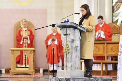 Mszy Świętej w intencji młodzieży w Niedzielę Palmową w naszej Katedrze przewodniczył bp Jan Wątroba. Uroczystości odbyły się w cieniu pandemii koronawirusa przy niemal pustej Katedrze.  fot. ks. Tomasz Nowak