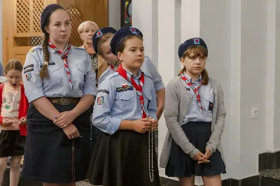 W poniedziałek 13 czerwca miało miejsce kolejne w tym roku uroczyste Nabożeństwo Fatimskie. O godz. 18.40 zostały przedstawione prośby i podziękowania do Matki Bożej Fatimskiej, w intencji których sprawowana była także Msza Święta o godz. 19.00. Eucharystii przewodniczył i homilię wygłosił ks. Tadeusz Pindara. Po Mszy Świętej ks. Tomasz Bać wraz z parafianami parafii Bożego Miłosierdzia przewodniczyli modlitwie różańcowej przy figurze Matki Bożej Fatimskiej. Nabożeństwo zakończył Apel Jasnogórski. Dziękujemy parafii pw. Matki Bożej Częstochowskiej w Rzeszowie (Drabinianka) za przygotowanie liturgii oraz parafii pw. Miłosierdzia Bożego (Biała) za prowadzenie modlitwy różańcowej. fot. Joanna Prasoł