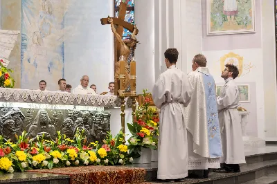 W poniedziałek 13 czerwca miało miejsce kolejne w tym roku uroczyste Nabożeństwo Fatimskie. O godz. 18.40 zostały przedstawione prośby i podziękowania do Matki Bożej Fatimskiej, w intencji których sprawowana była także Msza Święta o godz. 19.00. Eucharystii przewodniczył i homilię wygłosił ks. Tadeusz Pindara. Po Mszy Świętej ks. Tomasz Bać wraz z parafianami parafii Bożego Miłosierdzia przewodniczyli modlitwie różańcowej przy figurze Matki Bożej Fatimskiej. Nabożeństwo zakończył Apel Jasnogórski. Dziękujemy parafii pw. Matki Bożej Częstochowskiej w Rzeszowie (Drabinianka) za przygotowanie liturgii oraz parafii pw. Miłosierdzia Bożego (Biała) za prowadzenie modlitwy różańcowej. fot. Joanna Prasoł