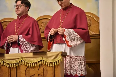 W Katedrze Rzeszowskiej podczas I Nieszporów Uroczystości św. Józefa Oblubieńca NMP odbył się obrzęd instalacji nowych kanoników Kapituły Katedralnej w Rzeszowie. Liturgii Nieszporów przewodniczył ks. Krzysztof Gołąbek, proboszcz Katedry i prepozyt Kapituły Katedralnej, który wygłosił również homilię. Uroczystości rozpoczęły się od odczytania przez ks. Gołąbka dekretu bp. Jana Wątroby o włączeniu nowych członków do grona Kapituły. Następnie nowi kanonicy złożyli wyznanie wiary oraz przysięgę wierności przy obejmowaniu urzędu wykonywanego w imieniu Kościoła.

Do grona kanoników katedralnych dołączyli: ks. dr Paweł Synoś – Wikariusz Biskupi do spraw duchowieństwa diecezjalnego, ks. Prałat dr Piotr Tarnawski – Sekretariat Stanu Stolicy Apostolskiej, ks. dr Marek Story – Dykasteria Nauki Wiary w Watykanie, ks. dr Stanisław Kamiński – Wikariusz Biskupi do spraw życia konsekrowanego, proboszcz Parafii św. Józefa w Głogowie Małopolskim, ks. kanonik Stanisław Jamiński – proboszcz Parafii NNMP w Rzeszowie – Staroniwa, ks. kanonik Tadeusz Pindara – proboszcz Parafii Matki Bożej Częstochowskiej w Rzeszowie, ks. dr Przemysław Drąg – proboszcz Parafii pw. Trójcy Przenajświętszej w Głogowie Małopolskim.

W diecezji rzeszowskiej istnieje kapituła katedralna i cztery kapituły kolegiackie: biecka, jasielska, kolbuszowska i strzyżowska. Historycznie kanonicy byli księżmi stanowiącymi grupę skupioną wokół biskupa miejsca, których zadaniem było pomaganie mu w zarządzaniu lokalnym Kościołem. Obowiązani byli określoną regułą, czyli kanonem praw, stąd właśnie pochodzi nazwa kanonik.

Poszczególne kapituły mają swoje charakterystyczne stroje, którymi wyróżniają się od pozostałych duchownych. Strojem kanoników kapitulnych jest sutanna z obszywkami i guzikami koloru fioletowego, pas fioletowy, następnie rokieta, mucet (fioletowa pelerynka) lub mantolet oraz łańcuch z dystynktorium. Fot. ks. Jakub Oczkowicz