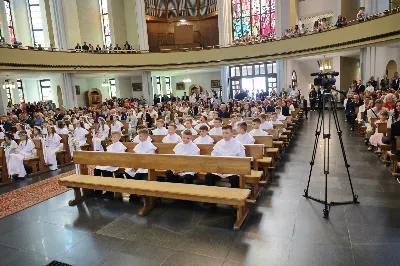 Maj to dla wielu najpiękniejszy miesiąc w roku. W liturgii Kościoła szczególnie wtedy czcimy Maryję oraz radujemy się ze Zmartwychwstania Pańskiego. W niedzielę 8 maja w naszej Katedrze dzieci z klas III doświadczyły równie wielkiej radości po raz pierwszy w pełni uczestnicząc we Mszy Świętej. To niezwykłe spotkanie z Chrystusem w Komunii Świętej zostało poprzedzone przygotowaniem poprzez katechezy w szkole i spotkania w parafii, a także spowiedzią. Poprzez niedzielne Eucharystie o godz. 12.00 i 13.30 celebrowane przez ks. Krzysztofa Gołąbka, proboszcza naszej Katedry, 88 dzieci rozpoczęło wielką przygodę z Jezusem ukrytym w Najświętszym Sakramencie. Towarzyszyli im rodzice, którzy wraz ze swoimi dziećmi przygotowywali się do tego wydarzenia, a także najbliższa rodzina. Posługę w liturgii Mszy Świętej pełniły dzieci pierwszokomunijne oraz ich rodzice.
Wielka radość serc dzieci komunijnych promieniowała na wszystkich uczestników Mszy Świętej i przypominała zebranym na liturgii, że spotkanie z Jezusem Eucharystycznym to przywilej i wielkie szczęście. Czas tej wielkiej radości został przedłużony przez „Biały Tydzień”, w którym dzieci uczestniczyły w wieczornej Eucharystii, przyjmując Jezusa do swoich serc. 

Wszystkim dzieciom, które w tym roku przeżywały swoją Pierwszą Komunię Świętą, życzymy, aby nie gasł w nich zapał do poznawania Jezusa i Jego nauki, a radość, jaka towarzyszyła tym dniom, była nieodłączną towarzyszką ich spotkań z Jezusem w Eucharystii. A s. Julicie i ks. Julianowi dziękujemy za serce włożone w przygotowanie dzieci do tego wielkiego wydarzenia.

fot. Paweł Styka