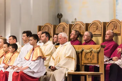 We wtorek 22.10.2019 r. w liturgiczne wspomnienie św. Jana Pawła II bp Jan Wątroba poświęcił ołtarz-relikwiarium ku czci Świętego Papieża na Mszy Świętej o godz. 18.00 jako dar parafian na 100-lecie urodzin Karola Wojtyły. 20 minut przed Mszą Świętą nasz Chór Katedralny Pueri Cantores Resovienses pod dyrekcją Marcina Florczaka wykonał koncert dedykowany św. Janowi Pawłowi II. Po Mszy Świętej Akcja Katolicka naszej parafii poprowadziła różaniec z Ojcem Świętym Janem Pawłem II przy Jego relikwiach. Fot. Dariusz Kamiński (https://fotografiarzeszow.com.pl/) 