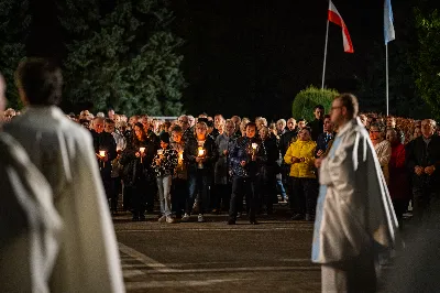 Ponad 100 lat temu, w roku 1917 r. w Fatimie, Matka Boża każdego 13. dnia miesiąca od maja do października objawiała się trójce dzieci: Łucji, Hiacyncie i Franciszkowi. Prosiła ich wówczas o odmawianie modlitwy różańcowej w intencji pokoju na świecie i nawrócenia grzeszników. Wzorem tych wydarzeń w wielu parafiach w Polsce i na świecie prowadzone są nabożeństwa fatimskie. Nie inaczej jest w rzeszowskiej katedrze, gdzie 13 października zakończono cykl tegorocznych spotkań modlitewnych przy figurze Pani Fatimskiej. Wieczór fatimski rozpoczął się o godz. 18:40 odczytaniem próśb i podziękowań do Matki Bożej Fatimskiej. Wcześniej wierni mogli skorzystać z sakramentu pokuty. O godz. 19:00 odprawiono uroczystą Mszę Świętą, której przewodniczył ks. Andrzej Szpaczyński – ojciec duchowny w Wyższym Seminarium Duchownym w Rzeszowie. Wygłosił on także homilię, w której nawiązał do liturgii słowa z dnia, przyrównując ją do myślenia współczesnego człowieka. „Jezus mówi do nas «Kto nie jest ze mną, jest przeciwko mnie». Można pomyśleć: jestem teraz w kościele, modlę się, spowiadam, przyjmuję sakramenty, ale czy rzeczywiście jestem z Jezusem czy tylko z Nim bywam? Czy jestem w Jego obecności cały czas czy jedynie bywam z Nim przez pewne chwile w ciągu dnia? Być z Jezusem to być po Jego stronie, mieć podobne myślenie, jak On, które przejawia się w czynach, podejmowanych decyzjach, a także w patrzeniu na drugiego. To wiara jest filtrem, który pozwala zobaczyć w drugim człowieku nie przeciwnika, ale brata – nawet jeśli jest on inny lub myśli inaczej. Wiara może pomagać wchodzić z nim w relację. Warto zadać sobie pytanie: czy mam w sobie ten filtr, ten sposób patrzenia, dzięki któremu jestem po stronie Jezusa?”. Następnie celebrans przywołał wydarzenia z portugalskiego miasteczka: „Choć nie jesteśmy świadkami cudu słońca, który zobaczył dziesięciotysięczny tłum 13 października 1917 w Fatimie, to słyszymy dzisiaj wezwanie do nawrócenia i pokuty. Każdy z nas jest wezwany, by się nawracać. Być może nawróceniu powinno ulec nasze spojrzenie na innych, by zobaczyć w nich dobro, a na świat patrzeć z wiarą”. Mszę Świętą koncelebrowali ks. Bogusław Babiarz – dyrektor administracyjny WSD w Rzeszowie, ks. Krzysztof Gołąbek – proboszcz parafii katedralnej oraz ks. Michał Rurak – katedralny wikariusz. Posługę w czasie liturgii pełnili alumni rzeszowskiego seminarium, którzy wraz z diakonem Łukaszem prowadzili także modlitwę różańcową z rozważaniami opartymi o historię błogosławionej rodziny Ulmów. Korzystając z ciepłej, jesiennej pogody po zakończonej Mszy Świętej odbyła się procesja na placu przed świątynią z figurą Pani Fatimskiej. Wierni z świecami w rękach zawierzali siebie, swoje rodziny i wszelkie troski w modlitwie różańcowej. Duchowo łączyli się z nimi słuchacze katolickiego radia VIA, które transmitowało całe nabożeństwo. Przed wyśpiewaniem Apelu Jasnogórskiego ks. Krzysztof, proboszcz parafii katedralnej, podsumował tegoroczne nabożeństwa fatimskie, dziękując wiernym za uczestnictwo w uwielbieniu Boga za przyczyną Pani Fatimskiej. W sposób szczególny podziękowania skierował do braci alumnów z roku propedeutycznego, życząc, aby modlitwa przy figurze Matki Bożej z Fatimy umacniała rozeznawanie drogi ich powołania. Wyrazy wdzięczności popłynęły w stronę kapłanów z dekanatu Rzeszów-Katedra, sióstr zakonnych, orkiestry pod batutą Tadeusza Cielaka, która uświetniała każde z tegorocznych nabożeństw oraz słuchaczy katolickiego radia VIA. Do godz. 22:00 w świątyni trwała adoracja Najświętszego Sakramentu, w której wierni licznie uczestniczyli. Od listopada do kwietnia 13. dnia miesiąca w świątyni katedralnej prowadzona jest modlitwa różańcowa przy figurze Matki Bożej Fatimskiej o godz. 17:30. Niech wezwanie Maryi do codziennej modlitwy różańcowej przyświeca nam nie tylko w październiku i przy okazji nabożeństw fatimskich, ale każdego dnia. 
tekst: Angelika Karnasiewicz 
fot. Jola Warchoł