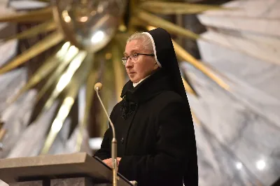 W Katedrze Rzeszowskiej odbyło się nabożeństwo Drogi Krzyżowej, której przewodniczył ks. Paweł Synoś, wikariusz biskupi ds. duchowieństwa. "Dziś sprowadź Mi dusze kapłańskie i zakonne, i zanurz je w niezgłębionym miłosierdziu Moim. One dały Mi moc przetrwania gorzkiej męki; przez nie, jak przez kanały, spływa na ludzkość miłosierdzie Moje." (Dzienniczek 1212) W modlitwie wraz z bp Janem Wątrobą uczestniczyły osoby życia konsekrowanego oraz prezbiterzy posługujący w Diecezji Rzeszowskiej. Nabożeństwo było ofiarowane w intencji wynagrodzenia za grzechy duchowieństwa i osób konsekrowanych, za dusze kapłanów i osób konsekrowanych cierpiące w czyśćcu oraz za tych, którzy odeszli od kapłaństwa i życia zakonnego. Fot. ks. Jakub Oczkowicz