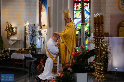 27 maja 2023 r. w Katedrze Rzeszowskiej sześciu diakonów naszej diecezji przyjęło sakrament kapłaństwa.
Do grona neoprezbiterów diecezji rzeszowskiej należą: ks. Mikołaj Czurczak z parafii pw. Znalezienia Krzyża Świętego w Niebylcu, ks. Sebastian Drzał z parafii pw. Miłosierdzia Bożego w Łukawcu, ks. Damian Knapik z parafii pw. Najświętszego Serca Pana Jezusa w Pagorzynie, ks. Michał Mycek z parafii pw. Narodzenia Najświętszej Maryi Panny w Sędziszowie Małopolskim, ks. Jakub Ochoński z parafii pw. Św. Michała Archanioła w Rzeszowie, ks. Rafał Szpunar z parafii pw. Św. Stanisława Kostki w Jasionce.
Mszy św. przewodniczył i święceń udzielił biskup Jan Wątroba. Eucharystię koncelebrowało około 70 księży, m.in: przełożeni Wyższego Seminarium Duchownego w Rzeszowie oraz proboszczowie i wikariusze z parafii rodzinnych neoprezbiterów. W Eucharystii uczestniczył arcybiskup Edward Nowak, biskup Kazimierz Górny i biskup Edward Białogłowski.
W niedzielę, 28 maja, w Uroczystość Zesłania Ducha Świętego, neoprezbiterzy będą sprawować w swoich rodzinnych parafiach uroczyste Msze św. prymicyjne, a w najbliższych tygodniach otrzymają skierowania do parafii. 
fot. Piotr Szorc