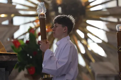 „Eucharystia powinna nas prowadzić do odkrycia kapłańskiej misji Ludu Bożego, kapłańskiej misji każdego z nas” – powiedział Biskup Rzeszowski podczas Mszy Wieczerzy Pańskiej, której przewodniczył w katedrze rzeszowskiej w Wielki Czwartek, 2 kwietnia 2026 r.
Podczas uroczystej liturgii Wielkiego Czwartku w katedrze rzeszowskiej, której przewodniczył bp Jan Wątroba, wierni zostali zaproszeni do refleksji nad tajemnicą Eucharystii, kapłaństwa oraz powołania całego Ludu Bożego do udziału w misji Chrystusa. Na zakończenie homilii biskup zachęcił do szczególnej modlitwy za kapłanów, zwłaszcza tych przeżywających trudności i kryzysy. „Panie Jezu, dobry pasterzu i towarzyszu wędrówki, dziś powierzamy Ci wszystkich kapłanów, ale zwłaszcza tych, którzy przechodzą chwilę kryzysu” – powiedział Biskup Rzeszowski. Wezwał także wspólnotę wiernych do troski o kapłanów poprzez modlitwę, życzliwość i wsparcie.
Wielkoczwartkowa liturgia w katedrze rzeszowskiej stała się nie tylko dziękczynieniem za dar Eucharystii i kapłaństwa, ale także wezwaniem do odnowienia świadomości odpowiedzialności każdego wiernego za życie Kościoła i świadectwo wiary w świecie. fot. ks. Jakub Oczkowicz
