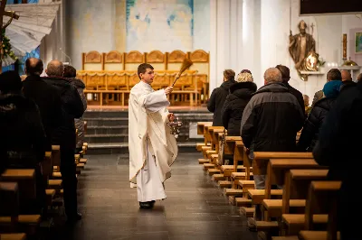 Mszy Świętej w święto Ofiarowania Pańskiego przewodniczył bp Jan Wątroba. W Eucharystii z okazji Dnia Życia Konsekrowanego uczestniczyli przedstawiciele sióstr i braci zakonnych, pustelnic, dziewic i wdów konsekrowanych oraz członków instytutów świeckich. Eucharystię koncelebrował ks. Stanisław Kamiński, wikariusz biskupi ds. zakonnych, a także 8 kapłanów. Homilię wygłosił bp Jan Wątroba. Śpiew podczas Mszy Świętej prowadziła Katedralna Schola Liturgiczna pod kierunkiem ks. Juliana Wybrańca przy akompaniamencie organowym Wiesława Siewierskiego. Fot. Paulina Lęcznar