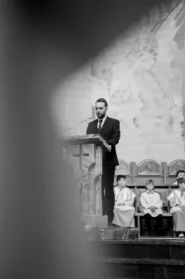 Ponad 100 lat temu, w roku 1917 r. w Fatimie, Matka Boża każdego 13. dnia miesiąca od maja do października objawiała się trójce dzieci: Łucji, Hiacyncie i Franciszkowi. Prosiła ich wówczas o odmawianie modlitwy różańcowej w intencji pokoju na świecie i nawrócenia grzeszników. Wzorem tych wydarzeń w wielu parafiach w Polsce i na świecie prowadzone są nabożeństwa fatimskie. Nie inaczej jest w rzeszowskiej katedrze, gdzie 13 października zakończono cykl tegorocznych spotkań modlitewnych przy figurze Pani Fatimskiej. Wieczór fatimski rozpoczął się o godz. 18:40 odczytaniem próśb i podziękowań do Matki Bożej Fatimskiej. Wcześniej wierni mogli skorzystać z sakramentu pokuty. O godz. 19:00 odprawiono uroczystą Mszę Świętą, której przewodniczył ks. Andrzej Szpaczyński – ojciec duchowny w Wyższym Seminarium Duchownym w Rzeszowie. Wygłosił on także homilię, w której nawiązał do liturgii słowa z dnia, przyrównując ją do myślenia współczesnego człowieka. „Jezus mówi do nas «Kto nie jest ze mną, jest przeciwko mnie». Można pomyśleć: jestem teraz w kościele, modlę się, spowiadam, przyjmuję sakramenty, ale czy rzeczywiście jestem z Jezusem czy tylko z Nim bywam? Czy jestem w Jego obecności cały czas czy jedynie bywam z Nim przez pewne chwile w ciągu dnia? Być z Jezusem to być po Jego stronie, mieć podobne myślenie, jak On, które przejawia się w czynach, podejmowanych decyzjach, a także w patrzeniu na drugiego. To wiara jest filtrem, który pozwala zobaczyć w drugim człowieku nie przeciwnika, ale brata – nawet jeśli jest on inny lub myśli inaczej. Wiara może pomagać wchodzić z nim w relację. Warto zadać sobie pytanie: czy mam w sobie ten filtr, ten sposób patrzenia, dzięki któremu jestem po stronie Jezusa?”. Następnie celebrans przywołał wydarzenia z portugalskiego miasteczka: „Choć nie jesteśmy świadkami cudu słońca, który zobaczył dziesięciotysięczny tłum 13 października 1917 w Fatimie, to słyszymy dzisiaj wezwanie do nawrócenia i pokuty. Każdy z nas jest wezwany, by się nawracać. Być może nawróceniu powinno ulec nasze spojrzenie na innych, by zobaczyć w nich dobro, a na świat patrzeć z wiarą”. Mszę Świętą koncelebrowali ks. Bogusław Babiarz – dyrektor administracyjny WSD w Rzeszowie, ks. Krzysztof Gołąbek – proboszcz parafii katedralnej oraz ks. Michał Rurak – katedralny wikariusz. Posługę w czasie liturgii pełnili alumni rzeszowskiego seminarium, którzy wraz z diakonem Łukaszem prowadzili także modlitwę różańcową z rozważaniami opartymi o historię błogosławionej rodziny Ulmów. Korzystając z ciepłej, jesiennej pogody po zakończonej Mszy Świętej odbyła się procesja na placu przed świątynią z figurą Pani Fatimskiej. Wierni z świecami w rękach zawierzali siebie, swoje rodziny i wszelkie troski w modlitwie różańcowej. Duchowo łączyli się z nimi słuchacze katolickiego radia VIA, które transmitowało całe nabożeństwo. Przed wyśpiewaniem Apelu Jasnogórskiego ks. Krzysztof, proboszcz parafii katedralnej, podsumował tegoroczne nabożeństwa fatimskie, dziękując wiernym za uczestnictwo w uwielbieniu Boga za przyczyną Pani Fatimskiej. W sposób szczególny podziękowania skierował do braci alumnów z roku propedeutycznego, życząc, aby modlitwa przy figurze Matki Bożej z Fatimy umacniała rozeznawanie drogi ich powołania. Wyrazy wdzięczności popłynęły w stronę kapłanów z dekanatu Rzeszów-Katedra, sióstr zakonnych, orkiestry pod batutą Tadeusza Cielaka, która uświetniała każde z tegorocznych nabożeństw oraz słuchaczy katolickiego radia VIA. Do godz. 22:00 w świątyni trwała adoracja Najświętszego Sakramentu, w której wierni licznie uczestniczyli. Od listopada do kwietnia 13. dnia miesiąca w świątyni katedralnej prowadzona jest modlitwa różańcowa przy figurze Matki Bożej Fatimskiej o godz. 17:30. Niech wezwanie Maryi do codziennej modlitwy różańcowej przyświeca nam nie tylko w październiku i przy okazji nabożeństw fatimskich, ale każdego dnia. 
tekst: Angelika Karnasiewicz 
fot. Jola Warchoł