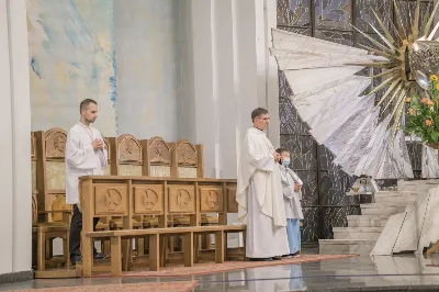 "Gwiazdo śliczna, wspaniała, o fatimska Maryja! Do Ciebie się uciekamy, o Maryjo, Maryjo!" Słowami tej pieśni licznie zgromadzeni w katedralnej świątyni wierni rozpoczęli kolejne w tym roku uroczyste nabożeństwo fatimskie. Wrześniowej modlitwie przewodniczyła parafia pw. Św. Michała Archanioła w Rzeszowie. Wielu parafian przybyło do Katedry w pieszej pielgrzymce pod przewodnictwem księdza Czesława Matuły. Przed Mszą Świętą, przy figurze Pani Fatimskiej, dk. Marcin Murawski odczytał liczne prośby i podziękowania do Matki Bożej. Uroczystej Eucharystii przewodniczył oraz Słowo Boże wygłosił proboszcz parafii pw. Św. Michała Archanioła w Rzeszowie - ks. Michał Bator. Kaznodzieja ukazał wartość i moc modlitwy. Za wzór postawił setnika, który spotyka się z czułym Jezusem. Tak jak Bóg znał potrzeby setnika, tak samo zna i nasze potrzeby i problemy. Jednak, jak przypomniał ks. Michał, każdy z nas musi przyjąć postawę setnika: uznać swój grzech i swoją niemoc. Wtedy Bóg będzie mógł działać w naszym życiu. W dalszej części homilii kaznodzieja przypomniał sylwetkę błogosławionej matki Elżbiety Czackiej, będącej dla nas wzorem cierpliwości i oczekiwania. Potrzebujemy czasu, aby łaska Boża przemieniła nasze serce – przypomniał kaznodzieja. Ta cierpliwość pomaga odkrywać Boży plan na nasze życie. Po zakończeniu Eucharystii wszyscy zgromadzeni wyruszyli w procesji różańcowej z figurą Matki Bożej Fatimskiej oraz relikwiami błogosławionych Hiacynty i Franciszka. Wierni prosili, aby Boże słowo wypełniało się w ich codzienności. Tej części nabożeństwa przewodniczył ks. Jakub Oczkowicz wraz z przedstawicielami parafii pw. Św. Michała Archanioła. Wspólną modlitwę zakończyło odśpiewanie Apelu Jasnogórskiego oraz adoracja Najświętszego Sakramentu. Na koniec ks. Krzysztof Gołąbek – proboszcz Katedry, dziękując wszystkim za obecność i wspólne czuwanie przy Matce Bożej, zaprosił na ostatnie w tym roku, październikowe nabożeństwo fatimskie.  fot. Małgorzata Ryndak