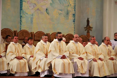 Z pomocą Pana Boga i naszego Zbawiciela, Jezusa Chrystusa, wybieramy tych naszych braci do stanu prezbiteratu”. Tymi słowami, zawartymi w obrzędach święceń, 26 maja br. bp Kazimierz Górny przyjął do grona kapłanów siedemnastu diakonów z Wyższego Seminarium Duchownego w Rzeszowie.
Uroczystą Mszę św. z udzieleniem sakramentu święceń koncelebrowało 110 kapłanów. W homilii Ksiądz Biskup spośród wielu cech, którymi powinien odznaczać się kapłan, wyróżnił wierność Chrystusowi. Odniósł się do obecnych realiów, w których przyjdzie posługiwać neoprezbiterom, a wobec nowych wymagań współczesności, Ksiądz Biskup postawił im za wzór postacie św. Józefa Sebastiana Pelczara oraz błogosławionych kapłanów pochodzących z terenu naszej diecezji: Jana Balickiego, Władysława Findysza, Romana Sitko i Józefa Kowalskiego.
Obrzędy święceń rozpoczęły się po homilii. Najpierw diakoni złożyli przyrzeczenie czci i posłuszeństwa wobec biskupa i jego następców. Następnie wszyscy zgromadzeni, śpiewając Litanię do Wszystkich Świętych, prosili o wylanie Ducha Świętego na kandydatów do prezbiteratu, którzy w tym momencie modlili się leżąc krzyżem. Kluczowym momentem liturgii święceń było nałożenie rąk na głowy diakonów przez Księdza Biskupa i prezbiterów oraz odmówienie modlitwy konsekracyjnej. Od tej chwili diecezja rzeszowska wzbogaciła się o nowych siedemnastu kapłanów, którzy po raz pierwszy celebrowali Eucharystię ze swoim biskupem. Po jej zakończeniu, powierzyli całe swoje kapłańskie życie opiece Maryi - Matce kapłanów.
Dzień święceń kapłańskich jest uroczystością dla całej diecezji. Bowiem tych siedemnastu nowych księży, którzy poświęcili całe swoje życie na ofiarną służbę Bogu, Kościołowi i Ojczyźnie, stanowi wyjątkowo radosny prezent nie tylko dla ich Matek, które obchodziły tego dnia swoje święto, ale są oni darem dla całego Kościoła i diecezji rzeszowskiej, w której będą posługiwać. Neoprezbiterzy pod koniec czerwca otrzymają skierowanie na zastępstwa w parafiach diecezji, a od końca sierpnia rozpoczną pracę jako wikariusze na swoich pierwszych placówkach.

Święcenia przyjęli:

ks. Grzegorz Białoń z Małastowa
ks. Wojciech Chrostowski z Gorlic (Fara)
ks. Mirosław Dziadosz z Jasła (Chrystus Król)
ks. Paweł Gąsior z Rożnowic
ks. Mirosław Głowacki z Chmielowa (diec. sandomierska)
ks. Damian Jacek z Czudca
ks. Mirosław Kardaś ze Strzyżowa (św. J. S. Pelczara)
ks. Tomasz Kołodziej z Trzebosi
ks. Filip Mikuła z Rzeszowa (Katedra)
ks. Mateusz Mycek z Sędziszowa Małopolskiego (Fara)
ks. Marcin Pokrywka z Przeworska (Ojcowie Bernardyni, diec. przemyska)
ks. Nikodem Rybczyk z Gorlic (Fara)
ks. Tomasz Ryczek z Turzy (diec. tarnowska)
ks. Paweł Sikora z Rzeszowa (Zwięczyca - św. Józefa)
ks. Krzysztof Wilczkiewicz z Gorlic (Glinik)
ks. Tomasz Wójcik z Niewodnej
ks. Julian Wybraniec z Rzeszowa (św. Rocha)