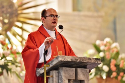 Mszą Świętą w naszej Katedrze rozpoczęły się XVI Mistrzostwa Polski Liturgicznej Służby Ołtarza w piłce nożnej o puchar „KnC”. W rozgrywkach 28 i 29 lipca 2021 r. weźmie udział 72 drużyny z 20 diecezji i 2 prowincji zakonnych. Zawody odbywają się ku pamięci śp. ks. Tomasza Blicharza.  Eucharystii przewodniczył bp Jan Wątroba. Mszę św. koncelebrowało ponad 40 księży – głównie opiekunowie drużyn sportowych z różnych diecezji. W Eucharystii uczestniczyła Stanisława Blicharz i Marcin Blicharz, mama i brat ks. Tomasz Blicharza, któremu dedykowany jest tegoroczny turniej (ks. Blicharz był przez wiele lat duszpasterzem Liturgicznej Służby Ołtarza Diecezji Rzeszowskiej, a także inicjatorem i głównym organizatorem poprzednich edycji mistrzostw LSO, które odbyły się w Rzeszowie w 2016 i 2018 r. Zmarł 17 października 2020 r. w wieku 39 lat). Po Mszy św. sportowcy z Liturgicznej Służby Ołtarza rozjechali się do czterech hal sportowych i na 8 Orlików na terenie Rzeszowa, Łąki, Trzebowniska i Tyczyna.  W zawodach uczestniczy 72 drużyny z 20 diecezji i 2 prowincji zakonnych w Polsce – jest to blisko 800 sportowców. Rywalizacja odbywa się w trzech kategoriach wiekowych: ministrant (roczniki urodzenia 2009-2013), lektor młodszy (2005-2008) i lektor starszy (2000-2004).  Diecezje rzeszowską reprezentują parafie: Gorlice (pw. Narodzenia NMP) i Rzeszów (pw. Bożego Ciała) w kategorii ministrant; Górno, Łowisko i Błażkowa w kategorii lektor młodszy oraz Zaczernie, Cmolas, Hermanowa, Rzeszów (pw. św. Mikołaja) i Tarnowiec w kategorii lektor starszy.  W poniedziałek, 28 czerwca zostaną rozegrane eliminacje. Drugi dzień zawodów również rozpocznie się Mszą św. w rzeszowskiej katedrze – Eucharystii będzie przewodniczył bp Edward Białogłowski. Ceremonię wręczenia nagród i zakończenia przewidziano na godz. 15.00 w Hali Sportowej Młodzieżowego Ośrodka Socjoterapii przy ul. Miłocińskiej w Rzeszowie.  Głównym organizatorem turnieju jest miesięcznik „KnC” – „Króluj nam Chryste”. Gospodarzami są: Diecezja Rzeszowska i Liturgiczna Służba Ołtarza Diecezji Rzeszowskiej.  Tekst i zdjęcia: ks. Tomasz Nowak 