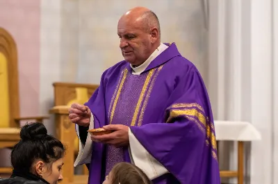 W środę popielcową (22.02.) biskup Jan Wątroba odprawił w katedrze rzeszowskiej Mszę Świętą na rozpoczęcie Wielkiego Postu. Homilię wygłosił ks. Sławomir Jeziorski, który prowadzi rekolekcje wielkopostne w parafii katedralnej. Podczas Eucharystii odbył się obrzęd posypania głów popiołem. Śpiew podczas liturgii prowadziła Katedralna Schola Liturgiczna. Liturgia była transmitowana przez Radio VIA.
fot. Joanna Prasoł