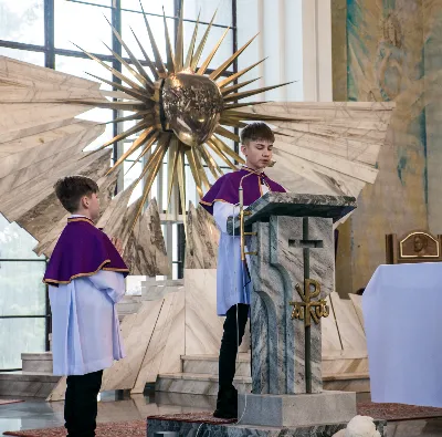 W V Niedzielę Wielkiego Postu, podczas Mszy Świętej o godz. 12:00, ks. Krzysztof Gołąbek – proboszcz naszej Katedry, przyjął do grona Liturgicznej Służby Ołtarza siedmiu nowych ministrantów. Po odpowiednim przygotowaniu, pod czujnym okiem ks. Pawła Wójcika oraz animatorów Adama i Miłosza, chłopcy otrzymali stopień ministranta choralisty – po raz pierwszy założyli kołnierzyki i otrzymali legitymacje ministranckie. To wyjątkowy moment i ogromna radość dla naszej wspólnoty! Podczas Mszy Świętej zaśpiewała Dziewczęca Schola Katedralna. Serdecznie gratulujemy chłopcom odwagi oraz życzymy wytrwałości w tej pięknej służbie przy Ołtarzu Pana Jezusa. Jeśli chcesz dołączyć do grona ministrantów – serdecznie zapraszamy! Zainteresowanych prosimy o kontakt z ks. Pawłem Wójcikiem.
fot. Antoni Ważny