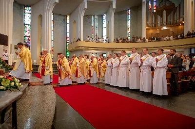 „Na swoje życie i swoje kapłaństwo trzeba popatrzeć w świetle Bożej miłości. Inaczej go nie pojmiemy ani my, ani ci, którzy będą na nas patrzeć” – mówił bp Jan Wątroba podczas Mszy św. z udzieleniem święceń prezbiteratu. 4 czerwca 2022 r. w kościele katedralnym jedenastu diakonów diecezji rzeszowskiej przyjęło sakrament kapłaństwa.
Do grona neoprezbiterów diecezji rzeszowskiej należą: ks. Sebastian Bełz z parafii w Nienadówce, ks. Krzysztof Lampart z parafii w Rudnej Wielkiej, ks. Mateusz Łachmanek z parafii w Lipinkach, ks. Karol Migut z parafii w Jasionce, ks. Marcin Murawski z parafii katedralnej w Rzeszowie, ks. Adrian Pazdan z parafii w Zagorzycach, ks. Tomasz Sienicki z parafii w Bieździedzy, ks. Dominik Świeboda z parafii w Palikówce, ks. Piotr Wąsacz z parafii bł. Władysława Findysza w Rzeszowie, ks. Mateusz Wojtuń z parafii w Święcanach oraz ks. Wiktor Zoła z parafii w Cieklinie.
Mszy św. przewodniczył i święceń udzielił bp Jan Wątroba. Eucharystię koncelebrowało około osiemdziesięciu księży, m.in: przełożeni Wyższego Seminarium Duchownego w Rzeszowie oraz proboszczowie i wikariusze z parafii rodzinnych neoprezbiterów. W Mszy św. uczestniczył abp Edward Nowak, bp Kazimierz Górny i bp Edward Białogłowski.
Zebranych w kościele katedralnym powitał ks. Krzysztof Gołąbek, proboszcz parafii.
W homilii bp Jan Wątroba nawiązał do słów z Ewangelii według św. Jana w których Chrystus tłumaczy co to znaczy być dobrym pasterzem. „Być kapłanem w Kościele Chrystusowym to znaczy mieć udział w Jego pasterskiej misji i stale upodabniać się do Dobrego Pasterza, który zna owce, karmi je, broni i jest gotów oddać życie dla ich dobra” – mówił hierarcha.
Po homilii odbył się obrzędy święceń: przyrzeczenie czci i posłuszeństwa Biskupowi Ordynariuszowi, Litania do Wszystkich Świętych podczas której kandydaci leżeli krzyżem, nałożenie rąk, modlitwa święceń oraz namaszczenie rąk krzyżmem i wręczenie chleba i wina. Podczas Liturgii Eucharystycznej nowo wyświęceni po raz pierwszy wyciągnęli dłonie nad chlebem i winem wypowiadając słowa konsekracji.
Na zakończenie Mszy św. ks. Tomasz Sienicki, podziękował w imieniu nowo wyświęconych wszystkim, którzy przyczynili się do przygotowania ich do kapłaństwa. Słowa wdzięczności, m.in. przełożonym Wyższego Seminarium Duchownego w Rzeszowie i rodzicom neoprezbiterów, wypowiedział bp Jan Wątroba. 
W drodze do zakrystii neoprezbiterzy zatrzymali się przy figurze Matki Bożej Fatimskiej zawierzając swoje kapłaństwo Matce Bożej.
W niedzielę, 5 czerwca, w Uroczystość Zesłania Ducha Świętego, neoprezbiterzy będą sprawować w swoich rodzinnych parafiach uroczyste Msze św. prymicyjne, a w najbliższych tygodniach otrzymają skierowania do parafii.

Fot. ks. Jakub Nagi oraz biala-wrona.pl
