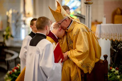 „Na swoje życie i swoje kapłaństwo trzeba popatrzeć w świetle Bożej miłości. Inaczej go nie pojmiemy ani my, ani ci, którzy będą na nas patrzeć” – mówił bp Jan Wątroba podczas Mszy św. z udzieleniem święceń prezbiteratu. 4 czerwca 2022 r. w kościele katedralnym jedenastu diakonów diecezji rzeszowskiej przyjęło sakrament kapłaństwa.
Do grona neoprezbiterów diecezji rzeszowskiej należą: ks. Sebastian Bełz z parafii w Nienadówce, ks. Krzysztof Lampart z parafii w Rudnej Wielkiej, ks. Mateusz Łachmanek z parafii w Lipinkach, ks. Karol Migut z parafii w Jasionce, ks. Marcin Murawski z parafii katedralnej w Rzeszowie, ks. Adrian Pazdan z parafii w Zagorzycach, ks. Tomasz Sienicki z parafii w Bieździedzy, ks. Dominik Świeboda z parafii w Palikówce, ks. Piotr Wąsacz z parafii bł. Władysława Findysza w Rzeszowie, ks. Mateusz Wojtuń z parafii w Święcanach oraz ks. Wiktor Zoła z parafii w Cieklinie.
Mszy św. przewodniczył i święceń udzielił bp Jan Wątroba. Eucharystię koncelebrowało około osiemdziesięciu księży, m.in: przełożeni Wyższego Seminarium Duchownego w Rzeszowie oraz proboszczowie i wikariusze z parafii rodzinnych neoprezbiterów. W Mszy św. uczestniczył abp Edward Nowak, bp Kazimierz Górny i bp Edward Białogłowski.
Zebranych w kościele katedralnym powitał ks. Krzysztof Gołąbek, proboszcz parafii.
W homilii bp Jan Wątroba nawiązał do słów z Ewangelii według św. Jana w których Chrystus tłumaczy co to znaczy być dobrym pasterzem. „Być kapłanem w Kościele Chrystusowym to znaczy mieć udział w Jego pasterskiej misji i stale upodabniać się do Dobrego Pasterza, który zna owce, karmi je, broni i jest gotów oddać życie dla ich dobra” – mówił hierarcha.
Po homilii odbył się obrzędy święceń: przyrzeczenie czci i posłuszeństwa Biskupowi Ordynariuszowi, Litania do Wszystkich Świętych podczas której kandydaci leżeli krzyżem, nałożenie rąk, modlitwa święceń oraz namaszczenie rąk krzyżmem i wręczenie chleba i wina. Podczas Liturgii Eucharystycznej nowo wyświęceni po raz pierwszy wyciągnęli dłonie nad chlebem i winem wypowiadając słowa konsekracji.
Na zakończenie Mszy św. ks. Tomasz Sienicki, podziękował w imieniu nowo wyświęconych wszystkim, którzy przyczynili się do przygotowania ich do kapłaństwa. Słowa wdzięczności, m.in. przełożonym Wyższego Seminarium Duchownego w Rzeszowie i rodzicom neoprezbiterów, wypowiedział bp Jan Wątroba. 
W drodze do zakrystii neoprezbiterzy zatrzymali się przy figurze Matki Bożej Fatimskiej zawierzając swoje kapłaństwo Matce Bożej.
W niedzielę, 5 czerwca, w Uroczystość Zesłania Ducha Świętego, neoprezbiterzy będą sprawować w swoich rodzinnych parafiach uroczyste Msze św. prymicyjne, a w najbliższych tygodniach otrzymają skierowania do parafii.

Fot. ks. Jakub Nagi oraz biala-wrona.pl
