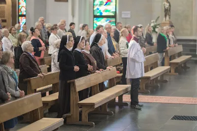 26 maja dla parafii katedralnej w Rzeszowie był szczególnym dniem dziękczynienia za dar kapłaństwa i znakiem obecności Maryi. W tym dniu parafianie przywitali peregrynującą w diecezji rzeszowskiej figurę Matki Bożej Fatimskiej i modlili się z księżmi, którzy obchodzili 10. rocznicę swoich święceń prezbiteratu.
Przed rozpoczęciem uroczystej Eucharystii pod przewodnictwem bpa Kazimierza Górnego, wierni zgromadzeni w świątyni przywitali figurę Matki Bożej Fatimskiej. O godz. 18.00 rozpoczęła się Msza Święta koncelebrowana przez 15 kapłanów wyświęconych 26 maja 2012 r. i sprawowana jako dziękczynienie za dar powołania do kapłaństwa. Bp Kazimierz w homilii przywołał wspomnienia z tego dnia, kiedy diecezja rzeszowska wzbogaciła się o nowych księży, którzy po raz pierwszy celebrowali z nim Eucharystię. Podkreślił także znaczenie codziennej kapłańskiej posługi, która wymaga trudu i poświęcenia w imię Chrystusa. Jubileusz 10-lecia kapłaństwa obchodzili: ks. Wojciech Chrostowski pochodzący z Gorlic (Fara), ks. Mirosław Dziadosz z Jasła (Chrystusa Króla), ks. Paweł Gąsior z Rożnowic, ks. Damian Jacek z Czudca, ks. Mirosław Kardaś ze Strzyżowa (św. J.S. Pelczara), ks. Tomasz Kołodziej z Trzebosi, ks. Filip Mikuła z Rzeszowa (Katedra), ks. Mateusz Mycek z Sędziszowa Małopolskiego (Fara), ks. Marcin Pokrywka z Przeworska (Ojcowie Bernardyni, diec. przemyska), ks. Nikodem Rybczyk z Gorlic (Fara), ks. Tomasz Ryczek z Turzy (diec. tarnowska), ks. Paweł Sikora z Rzeszowa (Zwięczyca – św. Józefa), ks. Krzysztof Wilczkiewicz z Gorlic (Glinik), ks. Tomasz Wójcik z Niewodnej oraz ks. Julian Wybraniec z Rzeszowa (św. Rocha). Po Mszy Świętej odśpiewano Litanię Loretańską przy wystawionym Najświętszym Sakramencie, po czym miała miejsce adoracja prywatna do godz. 20.30. Następnie odmówiono radosną część różańca i odśpiewano Apel Jasnogórski. Także przez kolejny dzień wierni mogli zawierzać swoje intencje Maryi w kolejnych częściach modlitwy różańcowej. W piątek po Mszy Świętej wieczornej figurę Matki Bożej przekazano do parafii Opatrzności Bożej w Rzeszowie. 
Peregrynacja figury Matki Bożej Fatimskiej w diecezji rzeszowskiej odbywa się z okazji 30. rocznicy powstania diecezji. Od 25 marca 2022 figura Matki Bożej Fatimskiej jest przekazywana do poszczególnych parafii diecezji i połączona z adoracją Najświętszego Sakramentu. 
Angelika Karnasiewicz, fot. Małgorzata Ryndak