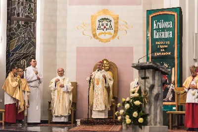 We wtorek 22.10.2019 r. w liturgiczne wspomnienie św. Jana Pawła II bp Jan Wątroba poświęcił ołtarz-relikwiarium ku czci Świętego Papieża na Mszy Świętej o godz. 18.00 jako dar parafian na 100-lecie urodzin Karola Wojtyły. 20 minut przed Mszą Świętą nasz Chór Katedralny Pueri Cantores Resovienses pod dyrekcją Marcina Florczaka wykonał koncert dedykowany św. Janowi Pawłowi II. Po Mszy Świętej Akcja Katolicka naszej parafii poprowadziła różaniec z Ojcem Świętym Janem Pawłem II przy Jego relikwiach. Fot. Dariusz Kamiński (https://fotografiarzeszow.com.pl/) 