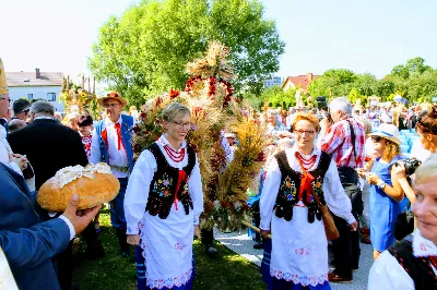 W niedzielę 25.08.2019 r. przy Katedrze Rzeszowskiej odbyły się Dożynki Diecezjalne. Do Parku Papieskiego przyjechało 73 delegacje z wieńcami dożynkowymi. fot. Andrzej Kotowicz