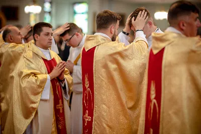 „Na swoje życie i swoje kapłaństwo trzeba popatrzeć w świetle Bożej miłości. Inaczej go nie pojmiemy ani my, ani ci, którzy będą na nas patrzeć” – mówił bp Jan Wątroba podczas Mszy św. z udzieleniem święceń prezbiteratu. 4 czerwca 2022 r. w kościele katedralnym jedenastu diakonów diecezji rzeszowskiej przyjęło sakrament kapłaństwa.
Do grona neoprezbiterów diecezji rzeszowskiej należą: ks. Sebastian Bełz z parafii w Nienadówce, ks. Krzysztof Lampart z parafii w Rudnej Wielkiej, ks. Mateusz Łachmanek z parafii w Lipinkach, ks. Karol Migut z parafii w Jasionce, ks. Marcin Murawski z parafii katedralnej w Rzeszowie, ks. Adrian Pazdan z parafii w Zagorzycach, ks. Tomasz Sienicki z parafii w Bieździedzy, ks. Dominik Świeboda z parafii w Palikówce, ks. Piotr Wąsacz z parafii bł. Władysława Findysza w Rzeszowie, ks. Mateusz Wojtuń z parafii w Święcanach oraz ks. Wiktor Zoła z parafii w Cieklinie.
Mszy św. przewodniczył i święceń udzielił bp Jan Wątroba. Eucharystię koncelebrowało około osiemdziesięciu księży, m.in: przełożeni Wyższego Seminarium Duchownego w Rzeszowie oraz proboszczowie i wikariusze z parafii rodzinnych neoprezbiterów. W Mszy św. uczestniczył abp Edward Nowak, bp Kazimierz Górny i bp Edward Białogłowski.
Zebranych w kościele katedralnym powitał ks. Krzysztof Gołąbek, proboszcz parafii.
W homilii bp Jan Wątroba nawiązał do słów z Ewangelii według św. Jana w których Chrystus tłumaczy co to znaczy być dobrym pasterzem. „Być kapłanem w Kościele Chrystusowym to znaczy mieć udział w Jego pasterskiej misji i stale upodabniać się do Dobrego Pasterza, który zna owce, karmi je, broni i jest gotów oddać życie dla ich dobra” – mówił hierarcha.
Po homilii odbył się obrzędy święceń: przyrzeczenie czci i posłuszeństwa Biskupowi Ordynariuszowi, Litania do Wszystkich Świętych podczas której kandydaci leżeli krzyżem, nałożenie rąk, modlitwa święceń oraz namaszczenie rąk krzyżmem i wręczenie chleba i wina. Podczas Liturgii Eucharystycznej nowo wyświęceni po raz pierwszy wyciągnęli dłonie nad chlebem i winem wypowiadając słowa konsekracji.
Na zakończenie Mszy św. ks. Tomasz Sienicki, podziękował w imieniu nowo wyświęconych wszystkim, którzy przyczynili się do przygotowania ich do kapłaństwa. Słowa wdzięczności, m.in. przełożonym Wyższego Seminarium Duchownego w Rzeszowie i rodzicom neoprezbiterów, wypowiedział bp Jan Wątroba. 
W drodze do zakrystii neoprezbiterzy zatrzymali się przy figurze Matki Bożej Fatimskiej zawierzając swoje kapłaństwo Matce Bożej.
W niedzielę, 5 czerwca, w Uroczystość Zesłania Ducha Świętego, neoprezbiterzy będą sprawować w swoich rodzinnych parafiach uroczyste Msze św. prymicyjne, a w najbliższych tygodniach otrzymają skierowania do parafii.

Fot. ks. Jakub Nagi oraz biala-wrona.pl
