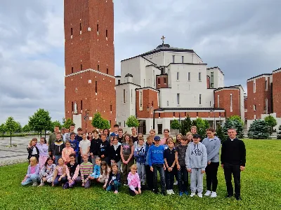  Kończąc rok szkolny i katechetyczny katedralni ministranci, lektorzy oraz schola udali się na dwudniową wycieczkę integracyjną do Krakowa. Pierwszy dzień upłynął w Energylandii. Zabawa była tak udana, że nawet influencerzy z projektu Genzi chcieli z nami zdjęcie! Po noclegu w Domu Pielgrzyma przy Centrum Jana Pawła II, drugi dzień rozpoczął się od Mszy Świętej i modlitwy przy relikwiach Papieża Polaka. Następnie grupa udała się na aktywny i pełen radości wypoczynek w Parku Wodnym w Krakowie. Wyjazd zakończył się seansem kinowym. Dziękujemy organizatorowi wycieczki - ks. Pawłowi, a także ks. Julianowi i opiekunom. Księdzu Proboszczowi składamy serdeczne Bóg zapłać za wsparcie finansowe. A nade wszystko dziękujemy uczestnikom wycieczki za zdyscyplinowanie i dobry humor oraz za posługę w grupach duszpasterskich przez cały rok w naszej Katedrze.