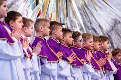 W III niedzielę Wielkiego Postu, 3 marca, podczas Mszy Świętej o godz. 12.00 ks. Krzysztof Gołąbek - proboszcz naszej Katedry, przyjął do grona Liturgicznej Służby Ołtarza dwunastu chłopców. Po odpowiednim przygotowaniu, pod czujnym okiem ks. Pawła Wójcika – opiekuna ministrantów oraz ceremoniarza Rafała Waszczaka i animatorów-praktykantów, otrzymali stopień ministranta choralisty, po raz pierwszy mogli ubrać kołnierzyki, a także otrzymali legitymacje ministranckie. To wielka radość dla naszej parafii. Gratulujemy chłopcom odwagi oraz życzymy wytrwałości w tym pięknym powołaniu, jakim jest służba przy Ołtarzu Pana Jezusa. Podczas Mszy Świętej zaśpiewała Dziewczęca Schola Katedralna.
Zapraszamy wszystkich chętnych chłopców do wstąpienia w szeregi katedralnej Liturgicznej Służby Ołtarza. Zainteresowanych prosimy o kontakt z ks. Pawłem Wójcikiem.
Rafał Waszczak
fot. Joanna Prasoł