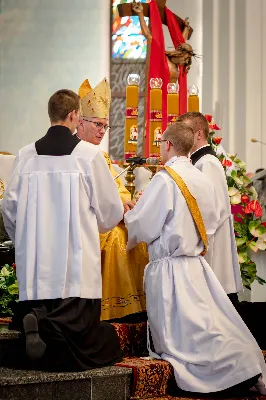 „Na swoje życie i swoje kapłaństwo trzeba popatrzeć w świetle Bożej miłości. Inaczej go nie pojmiemy ani my, ani ci, którzy będą na nas patrzeć” – mówił bp Jan Wątroba podczas Mszy św. z udzieleniem święceń prezbiteratu. 4 czerwca 2022 r. w kościele katedralnym jedenastu diakonów diecezji rzeszowskiej przyjęło sakrament kapłaństwa.
Do grona neoprezbiterów diecezji rzeszowskiej należą: ks. Sebastian Bełz z parafii w Nienadówce, ks. Krzysztof Lampart z parafii w Rudnej Wielkiej, ks. Mateusz Łachmanek z parafii w Lipinkach, ks. Karol Migut z parafii w Jasionce, ks. Marcin Murawski z parafii katedralnej w Rzeszowie, ks. Adrian Pazdan z parafii w Zagorzycach, ks. Tomasz Sienicki z parafii w Bieździedzy, ks. Dominik Świeboda z parafii w Palikówce, ks. Piotr Wąsacz z parafii bł. Władysława Findysza w Rzeszowie, ks. Mateusz Wojtuń z parafii w Święcanach oraz ks. Wiktor Zoła z parafii w Cieklinie.
Mszy św. przewodniczył i święceń udzielił bp Jan Wątroba. Eucharystię koncelebrowało około osiemdziesięciu księży, m.in: przełożeni Wyższego Seminarium Duchownego w Rzeszowie oraz proboszczowie i wikariusze z parafii rodzinnych neoprezbiterów. W Mszy św. uczestniczył abp Edward Nowak, bp Kazimierz Górny i bp Edward Białogłowski.
Zebranych w kościele katedralnym powitał ks. Krzysztof Gołąbek, proboszcz parafii.
W homilii bp Jan Wątroba nawiązał do słów z Ewangelii według św. Jana w których Chrystus tłumaczy co to znaczy być dobrym pasterzem. „Być kapłanem w Kościele Chrystusowym to znaczy mieć udział w Jego pasterskiej misji i stale upodabniać się do Dobrego Pasterza, który zna owce, karmi je, broni i jest gotów oddać życie dla ich dobra” – mówił hierarcha.
Po homilii odbył się obrzędy święceń: przyrzeczenie czci i posłuszeństwa Biskupowi Ordynariuszowi, Litania do Wszystkich Świętych podczas której kandydaci leżeli krzyżem, nałożenie rąk, modlitwa święceń oraz namaszczenie rąk krzyżmem i wręczenie chleba i wina. Podczas Liturgii Eucharystycznej nowo wyświęceni po raz pierwszy wyciągnęli dłonie nad chlebem i winem wypowiadając słowa konsekracji.
Na zakończenie Mszy św. ks. Tomasz Sienicki, podziękował w imieniu nowo wyświęconych wszystkim, którzy przyczynili się do przygotowania ich do kapłaństwa. Słowa wdzięczności, m.in. przełożonym Wyższego Seminarium Duchownego w Rzeszowie i rodzicom neoprezbiterów, wypowiedział bp Jan Wątroba. 
W drodze do zakrystii neoprezbiterzy zatrzymali się przy figurze Matki Bożej Fatimskiej zawierzając swoje kapłaństwo Matce Bożej.
W niedzielę, 5 czerwca, w Uroczystość Zesłania Ducha Świętego, neoprezbiterzy będą sprawować w swoich rodzinnych parafiach uroczyste Msze św. prymicyjne, a w najbliższych tygodniach otrzymają skierowania do parafii.

Fot. ks. Jakub Nagi oraz biala-wrona.pl
