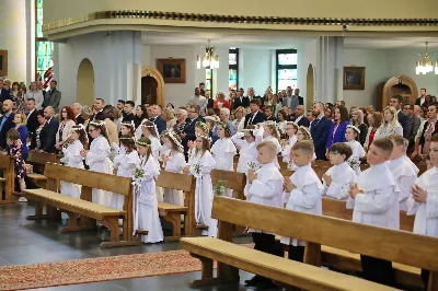 Maj to dla wielu najpiękniejszy miesiąc w roku. W liturgii Kościoła szczególnie wtedy czcimy Maryję oraz radujemy się ze Zmartwychwstania Pańskiego. W niedzielę 8 maja w naszej Katedrze dzieci z klas III doświadczyły równie wielkiej radości po raz pierwszy w pełni uczestnicząc we Mszy Świętej. To niezwykłe spotkanie z Chrystusem w Komunii Świętej zostało poprzedzone przygotowaniem poprzez katechezy w szkole i spotkania w parafii, a także spowiedzią. Poprzez niedzielne Eucharystie o godz. 12.00 i 13.30 celebrowane przez ks. Krzysztofa Gołąbka, proboszcza naszej Katedry, 88 dzieci rozpoczęło wielką przygodę z Jezusem ukrytym w Najświętszym Sakramencie. Towarzyszyli im rodzice, którzy wraz ze swoimi dziećmi przygotowywali się do tego wydarzenia, a także najbliższa rodzina. Posługę w liturgii Mszy Świętej pełniły dzieci pierwszokomunijne oraz ich rodzice.
Wielka radość serc dzieci komunijnych promieniowała na wszystkich uczestników Mszy Świętej i przypominała zebranym na liturgii, że spotkanie z Jezusem Eucharystycznym to przywilej i wielkie szczęście. Czas tej wielkiej radości został przedłużony przez „Biały Tydzień”, w którym dzieci uczestniczyły w wieczornej Eucharystii, przyjmując Jezusa do swoich serc. 

Wszystkim dzieciom, które w tym roku przeżywały swoją Pierwszą Komunię Świętą, życzymy, aby nie gasł w nich zapał do poznawania Jezusa i Jego nauki, a radość, jaka towarzyszyła tym dniom, była nieodłączną towarzyszką ich spotkań z Jezusem w Eucharystii. A s. Julicie i ks. Julianowi dziękujemy za serce włożone w przygotowanie dzieci do tego wielkiego wydarzenia.

fot. Paweł Styka