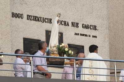 We wtorek 13 lipca przeżywaliśmy uroczyste Nabożeństwo Fatimskie. Naszym modlitwom przewodniczył ks. Patryk Chmielewski SDB. O godz. 18.40 zostały przedstawione prośby i podziękowania do Matki Bożej Fatimskiej, w intencji których sprawowana była także Msza Święta. Po Mszy Świętej wyruszyła procesja z figurą Matki Bożej. Nabożeństwo zakończył Apel Jasnogórski. fot. Joanna Prasoł