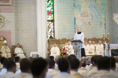 W Wielki Czwartek o godz. 10.00 w naszej Katedrze bp Jan Wątroba przewodniczył Mszy Krzyżma. Jest ona wyrazem jedności i wspólnoty duchowieństwa diecezji. Podczas tej Mszy Świętej biskup poświęcił olej chorych, katechumenów oraz olej krzyżma. Księża koncelebrujący z biskupem Eucharystię odnowili przyrzeczenia kapłańskie.
W koncelebrze wzięli udział bp Kazimierz Górny, bp Edward Białogłowski oraz 179 kapłanów z całej diecezji. W Eucharystii wzięli również udział licznie zebrani ministranci, lektorzy, animatorzy, ceremoniarze, członkowie scholi parafialnych i dziewczęcej służby maryjnej.
fot. Małgorzata Ryndak