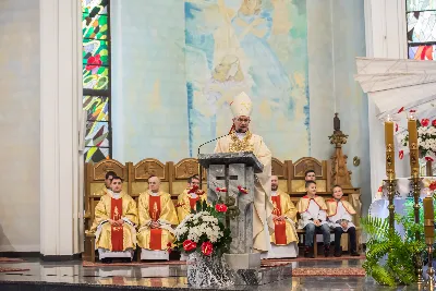 Uroczystość Chrystusa Króla to także święto Akcji Katolickiej i KSM-u. Centralnej uroczystości w Katedrze przewodniczył biskup diecezjalny Jan Wątroba. Eucharystię koncelebrowało 25 księży, wśród nich ks. Stanisław Potera – asystent diecezjalny AK i ks. Tomasz Ryczek – asystent diecezjalny KSM. Po wyznaniu wiary 88 młodych osób złożyło przyrzeczenie Katolickiego Stowarzyszenia Młodzieży. Obrzęd przyrzeczenia prowadził Paweł Grodzki – prezes KSM Diecezji Rzeszowskiej. Ceremonia zakończyła się odśpiewaniem hymnu KSM i zawołaniem: „Przez cnotę, naukę i pracę, służyć Bogu i Ojczyźnie, Gotów!”

Po Komunii św. bp Jan Wątroba, razem z ks. Stanisławem Poterą, wręczył nominacje 20 nowym prezesom oddziałów parafialnych Akcji Katolickiej. Krótkie przemówienia wypowiedzieli kolejno: Jeremi Kalkowski – prezes Zarządu Diecezjalnego Instytutu AK i Paweł Grodzki.

Po Komunii św. wszyscy zebrani uklękli przed Najświętszym Sakramentem. Biskup Ordynariusz odczytał Jubileuszowy Akt Przyjęcia Jezusa Chrystusa za Króla i Pana.

Po Mszy św. bp Jan Wątroba wręczył odznaki i legitymacje nowym członkom KSM.

fot. Fotografiarzeszow