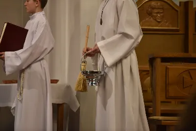 Mszy św. w Środę Popielcową na rozpoczęcie Wielkiego Postu w katedrze rzeszowskiej przewodniczył bp Jan Wątroba. Eucharystię koncelebrowali: ks. Łukasz Cyrnek, ks. Krzysztof Golas, ks. Krzysztof Gołąbek, ks. Sławomir Jeziorski, ks. Dominik Kiełb, ks. Jakub Nagi i ks. Nikodem Rybczyk.
Homilię wygłosił ks. Julian Wybraniec, wikariusz parafii katedralnej. Kaznodzieja w rozważaniu mówił o symbolice popiołu, którym w Środę Popielcową posypuje się głowy uczestników liturgii.
Po homilii odbył się obrzęd wybrania i wpisania imion do księgi katechumenów dwóch kobiet, które, jako dorosłe, przygotowują się do przyjęcia sakramentów inicjacji chrześcijańskiej.
Następnie odbył się obrzęd posypania popiołem.
Podczas Mszy św. posługę muzyczną pełniła Katedralna Schola Liturgiczna. Eucharystia była transmitowana przez Katolickie Radio VIA.
fot. ks. Jakub Oczkowicz