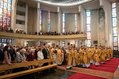 „Na swoje życie i swoje kapłaństwo trzeba popatrzeć w świetle Bożej miłości. Inaczej go nie pojmiemy ani my, ani ci, którzy będą na nas patrzeć” – mówił bp Jan Wątroba podczas Mszy św. z udzieleniem święceń prezbiteratu. 4 czerwca 2022 r. w kościele katedralnym jedenastu diakonów diecezji rzeszowskiej przyjęło sakrament kapłaństwa.
Do grona neoprezbiterów diecezji rzeszowskiej należą: ks. Sebastian Bełz z parafii w Nienadówce, ks. Krzysztof Lampart z parafii w Rudnej Wielkiej, ks. Mateusz Łachmanek z parafii w Lipinkach, ks. Karol Migut z parafii w Jasionce, ks. Marcin Murawski z parafii katedralnej w Rzeszowie, ks. Adrian Pazdan z parafii w Zagorzycach, ks. Tomasz Sienicki z parafii w Bieździedzy, ks. Dominik Świeboda z parafii w Palikówce, ks. Piotr Wąsacz z parafii bł. Władysława Findysza w Rzeszowie, ks. Mateusz Wojtuń z parafii w Święcanach oraz ks. Wiktor Zoła z parafii w Cieklinie.
Mszy św. przewodniczył i święceń udzielił bp Jan Wątroba. Eucharystię koncelebrowało około osiemdziesięciu księży, m.in: przełożeni Wyższego Seminarium Duchownego w Rzeszowie oraz proboszczowie i wikariusze z parafii rodzinnych neoprezbiterów. W Mszy św. uczestniczył abp Edward Nowak, bp Kazimierz Górny i bp Edward Białogłowski.
Zebranych w kościele katedralnym powitał ks. Krzysztof Gołąbek, proboszcz parafii.
W homilii bp Jan Wątroba nawiązał do słów z Ewangelii według św. Jana w których Chrystus tłumaczy co to znaczy być dobrym pasterzem. „Być kapłanem w Kościele Chrystusowym to znaczy mieć udział w Jego pasterskiej misji i stale upodabniać się do Dobrego Pasterza, który zna owce, karmi je, broni i jest gotów oddać życie dla ich dobra” – mówił hierarcha.
Po homilii odbył się obrzędy święceń: przyrzeczenie czci i posłuszeństwa Biskupowi Ordynariuszowi, Litania do Wszystkich Świętych podczas której kandydaci leżeli krzyżem, nałożenie rąk, modlitwa święceń oraz namaszczenie rąk krzyżmem i wręczenie chleba i wina. Podczas Liturgii Eucharystycznej nowo wyświęceni po raz pierwszy wyciągnęli dłonie nad chlebem i winem wypowiadając słowa konsekracji.
Na zakończenie Mszy św. ks. Tomasz Sienicki, podziękował w imieniu nowo wyświęconych wszystkim, którzy przyczynili się do przygotowania ich do kapłaństwa. Słowa wdzięczności, m.in. przełożonym Wyższego Seminarium Duchownego w Rzeszowie i rodzicom neoprezbiterów, wypowiedział bp Jan Wątroba. 
W drodze do zakrystii neoprezbiterzy zatrzymali się przy figurze Matki Bożej Fatimskiej zawierzając swoje kapłaństwo Matce Bożej.
W niedzielę, 5 czerwca, w Uroczystość Zesłania Ducha Świętego, neoprezbiterzy będą sprawować w swoich rodzinnych parafiach uroczyste Msze św. prymicyjne, a w najbliższych tygodniach otrzymają skierowania do parafii.

Fot. ks. Jakub Nagi oraz biala-wrona.pl
