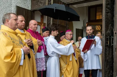 W piątek (16 czerwca) obchodziliśmy uroczystość Najświętszego Serca Pana Jezusa – dzień odpustu w Katedrze Rzeszowskiej. O godz. 18.00 została odprawiona uroczysta Msza Święta, której przewodniczył bp Jan Wątroba. Po Mszy Świętej Biskup poświęcił tablicę upamiętniającą życie i dzieło śp. Ks. Infułata Stanisława Maca. 
Po jego śmierci w 2020 roku, Ksiądz Proboszcz Krzysztof Gołąbek wraz z Parafialną Radą Duszpasterską postanowił stworzyć tablicę pamiątkową poświęconą śp. Księdzu Infułatowi. 
Istnieje już takowa poświęcona budowniczym i architektom, przygotowana jeszcze za życia ks. Maca, przez Niego zaprojektowana i umieszczona na Jego prośbę w szeregu pamiątkowych tablic przed wejściem do dolnego kościoła, ale chciano upamiętnić osobę i dzieło tej świątyni tablicą bardziej okazałą przy wejściu głównym. W szafie z pamiątkami po Ks. Infułacie odnaleziono wyzłocone serce i tak zrodziła się myśl, by umieścić to serce w pamiątkowej tablicy jako symbol wiary tego kapłana, jego czci wobec Bożego Serca i troski o świątynię dedykowaną Najświętszemu Sercu Pana Jezusa.
W książce pt. „Komu bije Dzwon Wolności” ks. Stanisław Mac zapisał: „Staram się zgodnie z testamentem zawartym w akcie erekcyjnym pod budowę kościoła, aby w tej świątyni po wsze czasy rozkwitał kult do Najświętszego Serca Pana Jezusa jako źródła miłości i dobroci”. 
Niech ta tablica będzie wyrazem naszej czci i pamięci wobec osoby Ks. Infułata, Jego dzieła i poświęcenia dla chwały Bożego Serca.
fot. Joanna Prasoł