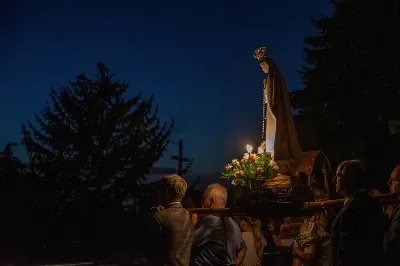 W niedzielę 13 sierpnia przeżywaliśmy kolejne w tym roku Nabożeństwo Fatimskie. O godz. 18.40 zostały przedstawione prośby i podziękowania do Matki Bożej Fatimskiej, w intencji których sprawowana była także Msza Święta. Eucharystii przewodniczył ks. Piotr Fortuna (proboszcz parafii Rzeszów-Matysówka), homilię zaś wygłosił ks. Jan Pyziak (proboszcz parafii Rzeszów-Matysówka w latach 1985-2018). Po Mszy Świętej wyruszyła procesja z figurą Matki Bożej, podczas której modlitwę różańcową prowadzili przedstawiciele parafii Rzeszów-Zalesie wraz ze swoim duszpasterzem ks. Łukaszem Jaskiem. Modlitwę ubogaciła obecność Orkiestry Dętej pod dyrekcją Tadeusza Cielaka. Nabożeństwo zakończył Apel Jasnogórski. fot. Joanna Prasoł