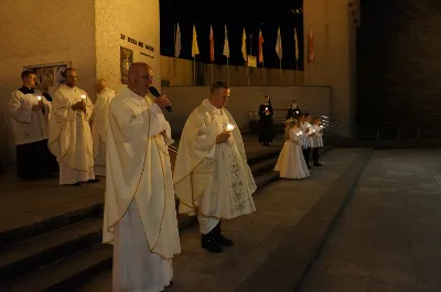 W czwartek 13 sierpnia przeżywaliśmy uroczyste Nabożeństwo Fatimskie. Naszym modlitwom przewodniczył ks. Wojciech Rybka SVD, misjonarz werbista, posługujący na Tajwanie. O godz. 18.40 zostały przedstawione prośby i podziękowania do Matki Bożej Fatimskiej, w intencji których sprawowana była także Msza Święta. Po Mszy Świętej wyruszyła procesja z figurą Matki Bożej. Nabożeństwo zakończył Apel Jasnogórski. fot. Rafał Waszczak