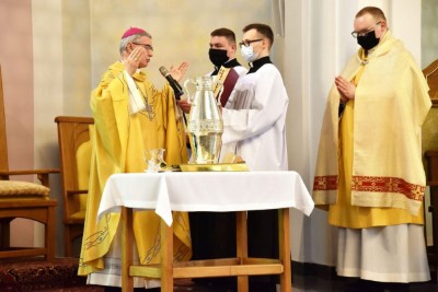 1 kwietnia 2021 r., w Wielki Czwartek, w naszej Katedrze została odprawiona Msza Krzyżma. Eucharystii przewodniczył bp Jan Wątroba. W koncelebrze uczestniczył bp Kazimierz Górny, bp Edward Białogłowski oraz 50 księży – z powodu ograniczeń związanych ze stanem epidemii byli to tylko przedstawiciele duchowieństwa diecezji rzeszowskiej. Do katedry nie przyjechała Liturgiczna Służba Ołtarza i schole. Po Komunii św. bp Jan Wątroba poświęcił olej krzyżma, który jest używany m.in. podczas udzielania sakramentu chrztu, bierzmowania i święceń kapłańskich. Wcześniej biskup pobłogosławił olej chorych i olej katechumenów.  Przed błogosławieństwem ks. Waldemar Dopart, proboszcz parafii św. Józefa na osiedlu Staromieście w Rzeszowie, w imieniu wszystkich kapłanów złożył biskupom świąteczne życzenia.  Na zakończenie Mszy Świętej Biskup Rzeszowski ogłosił nominację ks. Pawła Synosia, delegata biskupa ds. formacji stałej kapłanów na wikariusza biskupiego ds. formacji stałej kapłanów diecezji rzeszowskiej.  fot. ks. Tomasz Nowak