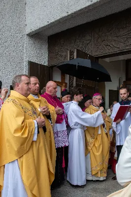 W piątek (16 czerwca) obchodziliśmy uroczystość Najświętszego Serca Pana Jezusa – dzień odpustu w Katedrze Rzeszowskiej. O godz. 18.00 została odprawiona uroczysta Msza Święta, której przewodniczył bp Jan Wątroba. Po Mszy Świętej Biskup poświęcił tablicę upamiętniającą życie i dzieło śp. Ks. Infułata Stanisława Maca. 
Po jego śmierci w 2020 roku, Ksiądz Proboszcz Krzysztof Gołąbek wraz z Parafialną Radą Duszpasterską postanowił stworzyć tablicę pamiątkową poświęconą śp. Księdzu Infułatowi. 
Istnieje już takowa poświęcona budowniczym i architektom, przygotowana jeszcze za życia ks. Maca, przez Niego zaprojektowana i umieszczona na Jego prośbę w szeregu pamiątkowych tablic przed wejściem do dolnego kościoła, ale chciano upamiętnić osobę i dzieło tej świątyni tablicą bardziej okazałą przy wejściu głównym. W szafie z pamiątkami po Ks. Infułacie odnaleziono wyzłocone serce i tak zrodziła się myśl, by umieścić to serce w pamiątkowej tablicy jako symbol wiary tego kapłana, jego czci wobec Bożego Serca i troski o świątynię dedykowaną Najświętszemu Sercu Pana Jezusa.
W książce pt. „Komu bije Dzwon Wolności” ks. Stanisław Mac zapisał: „Staram się zgodnie z testamentem zawartym w akcie erekcyjnym pod budowę kościoła, aby w tej świątyni po wsze czasy rozkwitał kult do Najświętszego Serca Pana Jezusa jako źródła miłości i dobroci”. 
Niech ta tablica będzie wyrazem naszej czci i pamięci wobec osoby Ks. Infułata, Jego dzieła i poświęcenia dla chwały Bożego Serca.
fot. Joanna Prasoł