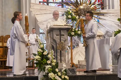 13 maja 1917 r. Matka Boża po raz pierwszy objawiła się w Fatimie trojgu dzieciom: Łucji, Hiacyncie i Franciszkowi, pozostawiając wezwanie do czynienia pokuty i porzucenia grzechu. W odpowiedzi na ten apel, w 105. rocznicę tego wydarzenia wierni licznie zgromadzili się w Katedrze Rzeszowskiej na wspólnej modlitwie do Pani Fatimskiej, prosząc o pokój na świecie, nawrócenie grzeszników i o łaskę stawania się wiernymi uczniami Chrystusa. Pierwsze w tym roku Nabożeństwo Fatimskie rozpoczęło się o godz. 18.30 odśpiewaniem Litanii Loretańskiej oraz przedstawieniem próśb i podziękowań do Matki Bożej Fatimskiej. O godz. 19.00 miała miejsce uroczysta Msza Święta, której przewodniczył bp Stanisław Jamrozek – biskup pomocniczy archidiecezji przemyskiej. Skierował on do zgromadzonych słowo Boże, podkreślając znaczenie wiary w codziennym życiu. Przytoczył słowa papieża Benedykta XVI, który mówił, że „wierzyć to znaczy uznać za prawdę to, czego do końca nie ogarnie nasz umysł. Trzeba przyjąć to, co Bóg nam objawia o sobie, o nas samych i otaczającej nas rzeczywistości, także tej niewidzialnej”. Biskup Stanisław przypomniał wciąż aktualne orędzie Maryi do pokuty, nawrócenia i modlitwy różańcowej. Zwrócił się również do dzieci pierwszokomunijnych, przeżywających swój Biały Tydzień, zachęcając je do modlitwy w ich dziecięcej prostocie i szczerości. Mszę Świętą koncelebrowali ks. Krzysztof Gołąbek – proboszcz parafii katedralnej, ks. Jerzy Buczek – dyrektor Domu Księży Seniorów w Rzeszowie oraz ks. Jakub Nagi – wicedyrektor Radia Via. Ze względu na złe warunki atmosferyczne, w trosce o bezpieczeństwo wiernych, zrezygnowano z procesji z figurą Matki Bożej i relikwiami dzieci fatimskich, która tradycyjnie odbywa się na placu przed Katedrą. Wierni składali swoje intencje przy figurze Matki Bożej Fatimskiej w modlitwie różańcowej, którą poprowadzili ks. Szczepan Węglowski z młodzieżą. Włączyli się w nią także kapłani z dekanatu. Wieczór poświęcony Matce Bożej Fatimskiej zakończyło wspólne odśpiewanie Apelu Jasnogórskiego, po którym jeszcze przez godzinę trwała adoracja Najświętszego Sakramentu. W posługę muzyczną podczas Eucharystii włączyli się Katedralny Chór Chłopięco-Męski Pueri Cantores Resovienses pod dyrekcją Marcina Florczaka oraz orkiestra dęta prowadzona przez Tadeusza Cielaka. Kolejne Nabożeństwa Fatimskie odbędą się w każdy 13. dzień miesiąca do października. Angelika Karnasiewicz fot. Joanna Prasoł