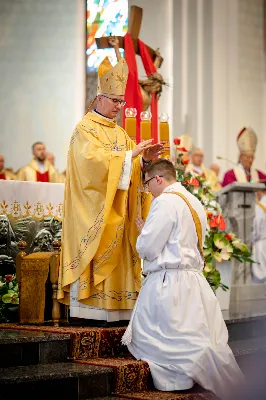 „Na swoje życie i swoje kapłaństwo trzeba popatrzeć w świetle Bożej miłości. Inaczej go nie pojmiemy ani my, ani ci, którzy będą na nas patrzeć” – mówił bp Jan Wątroba podczas Mszy św. z udzieleniem święceń prezbiteratu. 4 czerwca 2022 r. w kościele katedralnym jedenastu diakonów diecezji rzeszowskiej przyjęło sakrament kapłaństwa.
Do grona neoprezbiterów diecezji rzeszowskiej należą: ks. Sebastian Bełz z parafii w Nienadówce, ks. Krzysztof Lampart z parafii w Rudnej Wielkiej, ks. Mateusz Łachmanek z parafii w Lipinkach, ks. Karol Migut z parafii w Jasionce, ks. Marcin Murawski z parafii katedralnej w Rzeszowie, ks. Adrian Pazdan z parafii w Zagorzycach, ks. Tomasz Sienicki z parafii w Bieździedzy, ks. Dominik Świeboda z parafii w Palikówce, ks. Piotr Wąsacz z parafii bł. Władysława Findysza w Rzeszowie, ks. Mateusz Wojtuń z parafii w Święcanach oraz ks. Wiktor Zoła z parafii w Cieklinie.
Mszy św. przewodniczył i święceń udzielił bp Jan Wątroba. Eucharystię koncelebrowało około osiemdziesięciu księży, m.in: przełożeni Wyższego Seminarium Duchownego w Rzeszowie oraz proboszczowie i wikariusze z parafii rodzinnych neoprezbiterów. W Mszy św. uczestniczył abp Edward Nowak, bp Kazimierz Górny i bp Edward Białogłowski.
Zebranych w kościele katedralnym powitał ks. Krzysztof Gołąbek, proboszcz parafii.
W homilii bp Jan Wątroba nawiązał do słów z Ewangelii według św. Jana w których Chrystus tłumaczy co to znaczy być dobrym pasterzem. „Być kapłanem w Kościele Chrystusowym to znaczy mieć udział w Jego pasterskiej misji i stale upodabniać się do Dobrego Pasterza, który zna owce, karmi je, broni i jest gotów oddać życie dla ich dobra” – mówił hierarcha.
Po homilii odbył się obrzędy święceń: przyrzeczenie czci i posłuszeństwa Biskupowi Ordynariuszowi, Litania do Wszystkich Świętych podczas której kandydaci leżeli krzyżem, nałożenie rąk, modlitwa święceń oraz namaszczenie rąk krzyżmem i wręczenie chleba i wina. Podczas Liturgii Eucharystycznej nowo wyświęceni po raz pierwszy wyciągnęli dłonie nad chlebem i winem wypowiadając słowa konsekracji.
Na zakończenie Mszy św. ks. Tomasz Sienicki, podziękował w imieniu nowo wyświęconych wszystkim, którzy przyczynili się do przygotowania ich do kapłaństwa. Słowa wdzięczności, m.in. przełożonym Wyższego Seminarium Duchownego w Rzeszowie i rodzicom neoprezbiterów, wypowiedział bp Jan Wątroba. 
W drodze do zakrystii neoprezbiterzy zatrzymali się przy figurze Matki Bożej Fatimskiej zawierzając swoje kapłaństwo Matce Bożej.
W niedzielę, 5 czerwca, w Uroczystość Zesłania Ducha Świętego, neoprezbiterzy będą sprawować w swoich rodzinnych parafiach uroczyste Msze św. prymicyjne, a w najbliższych tygodniach otrzymają skierowania do parafii.

Fot. ks. Jakub Nagi oraz biala-wrona.pl
