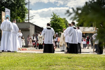 W uroczystość Najświętszego Ciała i Krwi Chrystusa Mszy Świętej w naszej Katedrze przewodniczył ks. proboszcz Krzysztof Gołąbek. Homilię wygłosił ks. Krzysztof Golas - wikariusz katedralny. Po zakończeniu liturgii wyruszyła procesja eucharystyczna do czterech ołtarzy rozmieszczonych wokół Katedry. fot. Joanna Prasoł