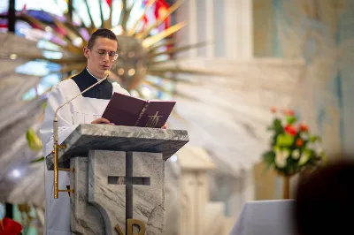 „Na swoje życie i swoje kapłaństwo trzeba popatrzeć w świetle Bożej miłości. Inaczej go nie pojmiemy ani my, ani ci, którzy będą na nas patrzeć” – mówił bp Jan Wątroba podczas Mszy św. z udzieleniem święceń prezbiteratu. 4 czerwca 2022 r. w kościele katedralnym jedenastu diakonów diecezji rzeszowskiej przyjęło sakrament kapłaństwa.
Do grona neoprezbiterów diecezji rzeszowskiej należą: ks. Sebastian Bełz z parafii w Nienadówce, ks. Krzysztof Lampart z parafii w Rudnej Wielkiej, ks. Mateusz Łachmanek z parafii w Lipinkach, ks. Karol Migut z parafii w Jasionce, ks. Marcin Murawski z parafii katedralnej w Rzeszowie, ks. Adrian Pazdan z parafii w Zagorzycach, ks. Tomasz Sienicki z parafii w Bieździedzy, ks. Dominik Świeboda z parafii w Palikówce, ks. Piotr Wąsacz z parafii bł. Władysława Findysza w Rzeszowie, ks. Mateusz Wojtuń z parafii w Święcanach oraz ks. Wiktor Zoła z parafii w Cieklinie.
Mszy św. przewodniczył i święceń udzielił bp Jan Wątroba. Eucharystię koncelebrowało około osiemdziesięciu księży, m.in: przełożeni Wyższego Seminarium Duchownego w Rzeszowie oraz proboszczowie i wikariusze z parafii rodzinnych neoprezbiterów. W Mszy św. uczestniczył abp Edward Nowak, bp Kazimierz Górny i bp Edward Białogłowski.
Zebranych w kościele katedralnym powitał ks. Krzysztof Gołąbek, proboszcz parafii.
W homilii bp Jan Wątroba nawiązał do słów z Ewangelii według św. Jana w których Chrystus tłumaczy co to znaczy być dobrym pasterzem. „Być kapłanem w Kościele Chrystusowym to znaczy mieć udział w Jego pasterskiej misji i stale upodabniać się do Dobrego Pasterza, który zna owce, karmi je, broni i jest gotów oddać życie dla ich dobra” – mówił hierarcha.
Po homilii odbył się obrzędy święceń: przyrzeczenie czci i posłuszeństwa Biskupowi Ordynariuszowi, Litania do Wszystkich Świętych podczas której kandydaci leżeli krzyżem, nałożenie rąk, modlitwa święceń oraz namaszczenie rąk krzyżmem i wręczenie chleba i wina. Podczas Liturgii Eucharystycznej nowo wyświęceni po raz pierwszy wyciągnęli dłonie nad chlebem i winem wypowiadając słowa konsekracji.
Na zakończenie Mszy św. ks. Tomasz Sienicki, podziękował w imieniu nowo wyświęconych wszystkim, którzy przyczynili się do przygotowania ich do kapłaństwa. Słowa wdzięczności, m.in. przełożonym Wyższego Seminarium Duchownego w Rzeszowie i rodzicom neoprezbiterów, wypowiedział bp Jan Wątroba. 
W drodze do zakrystii neoprezbiterzy zatrzymali się przy figurze Matki Bożej Fatimskiej zawierzając swoje kapłaństwo Matce Bożej.
W niedzielę, 5 czerwca, w Uroczystość Zesłania Ducha Świętego, neoprezbiterzy będą sprawować w swoich rodzinnych parafiach uroczyste Msze św. prymicyjne, a w najbliższych tygodniach otrzymają skierowania do parafii.

Fot. ks. Jakub Nagi oraz biala-wrona.pl
