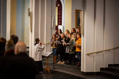 Mszy Świętej w święto Ofiarowania Pańskiego przewodniczył bp Jan Wątroba. W Eucharystii z okazji Dnia Życia Konsekrowanego uczestniczyli przedstawiciele sióstr i braci zakonnych, pustelnic, dziewic i wdów konsekrowanych oraz członków instytutów świeckich. Eucharystię koncelebrował ks. Stanisław Kamiński, wikariusz biskupi ds. zakonnych, a także 8 kapłanów. Homilię wygłosił bp Jan Wątroba. Śpiew podczas Mszy Świętej prowadziła Katedralna Schola Liturgiczna pod kierunkiem ks. Juliana Wybrańca przy akompaniamencie organowym Wiesława Siewierskiego. Fot. Paulina Lęcznar